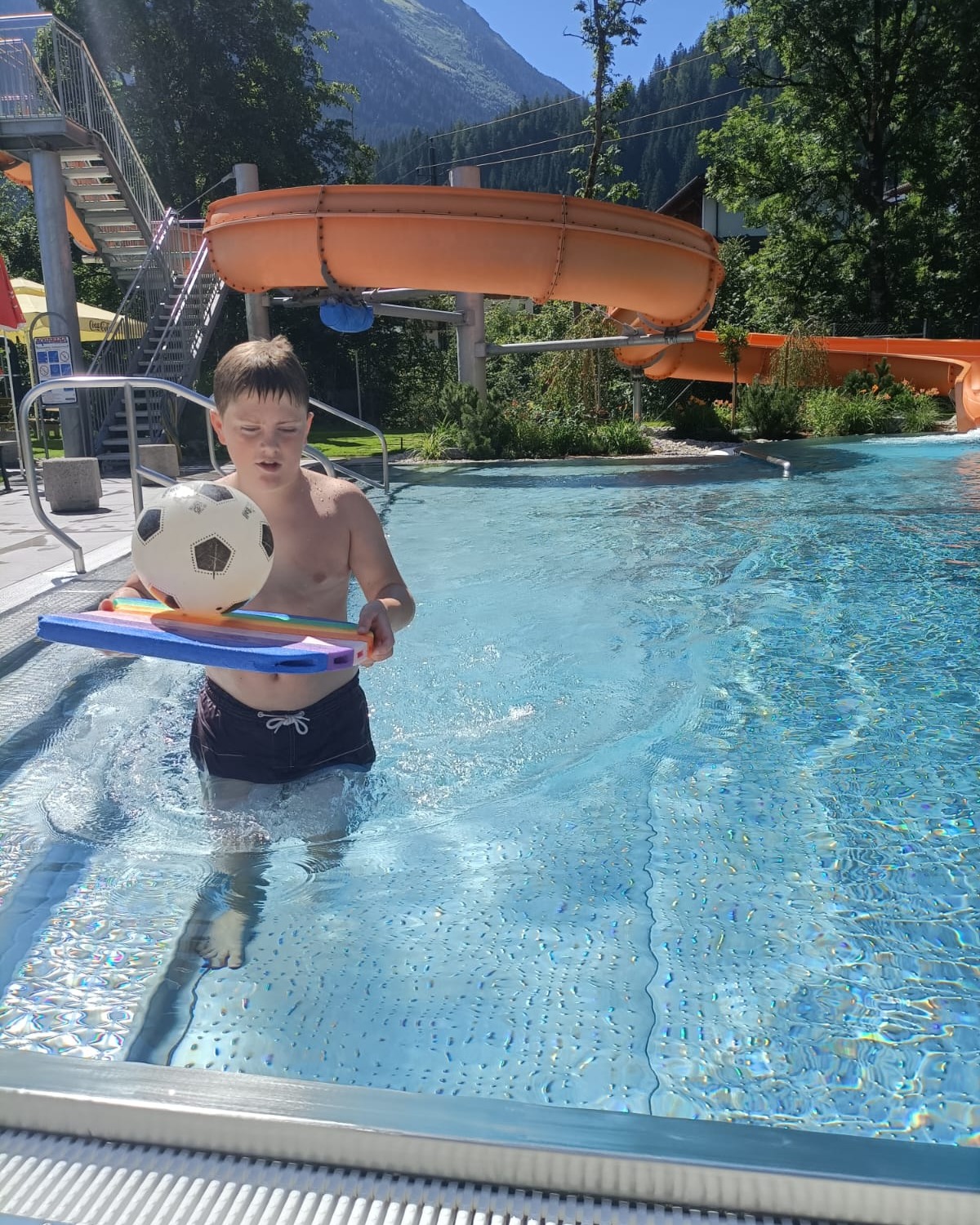 Spannende Wettkämpfe mit olympischem Feeling gab es bei der Wasserolypiade im Schwimmbad Finken....