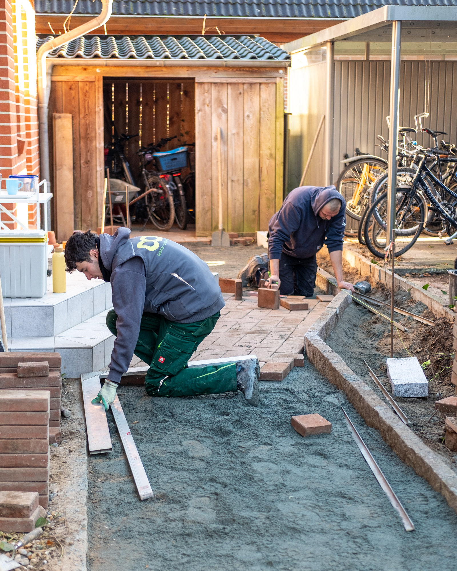 Bei dem Verlegen von Pflastersteinen müssen die Ränder sorgsam eingeschnitten werden. Johannes, Curtis und Hannes nehmen euch mit, wie sie die Steine für den Winkel am Eingangspodest passend vorbereiten und einschneiden. 🤩
#oargalabau #pflasterarbeiten #klinkerpflaster