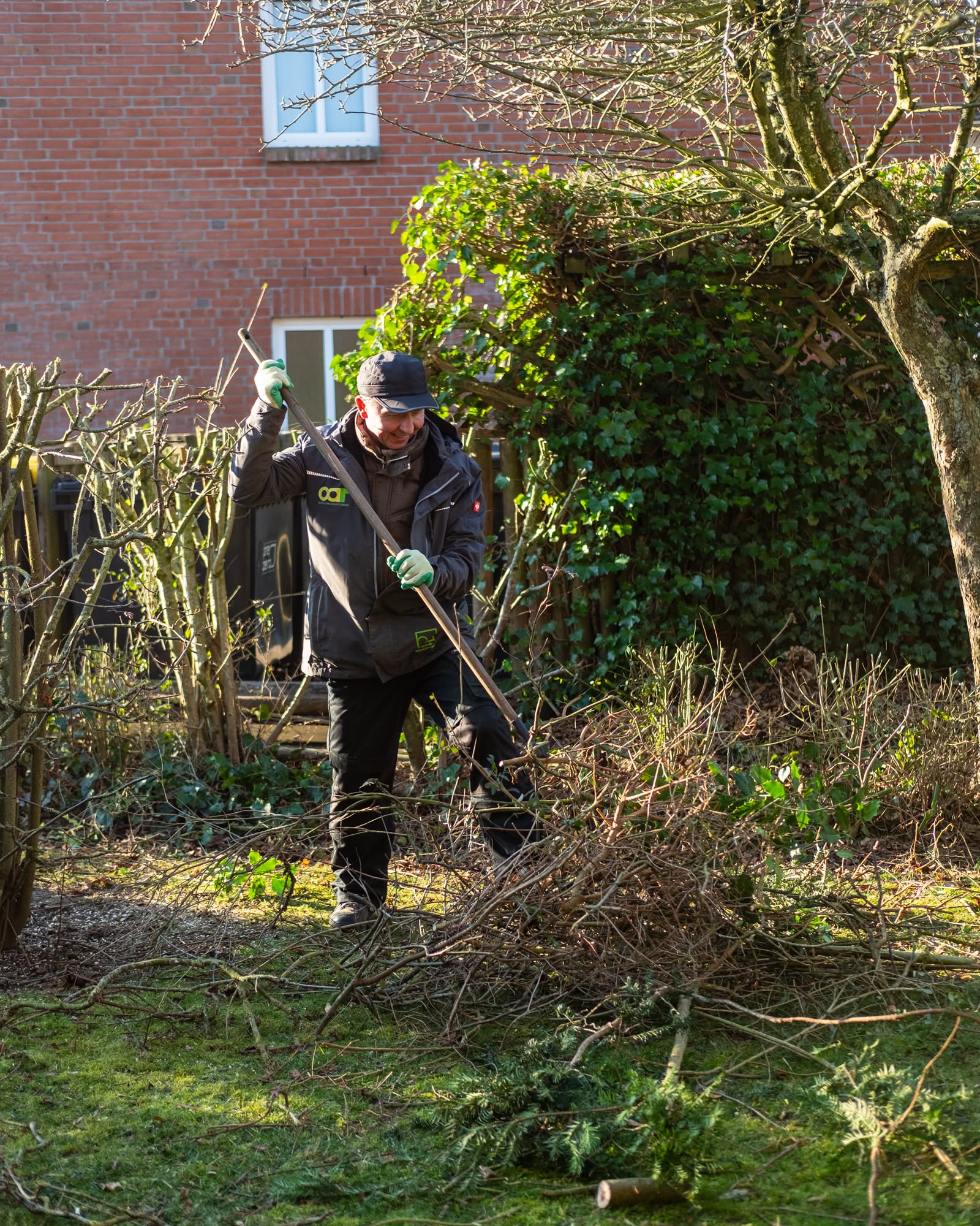 Der Februar ist nicht nur die Zeit für Baumfällungen, sondern auch die richtige Jahreszeit für starken Rückschnitt von Sträuchern und Gehölzen.
Christian, Reza, Andrii und Marcel haben die Zeit genutzt und haben u.a. mit dem Astkneifer die Sträucher verjüngt. 🌿
#oargalabau #gehölzschnitt #gartenpflege