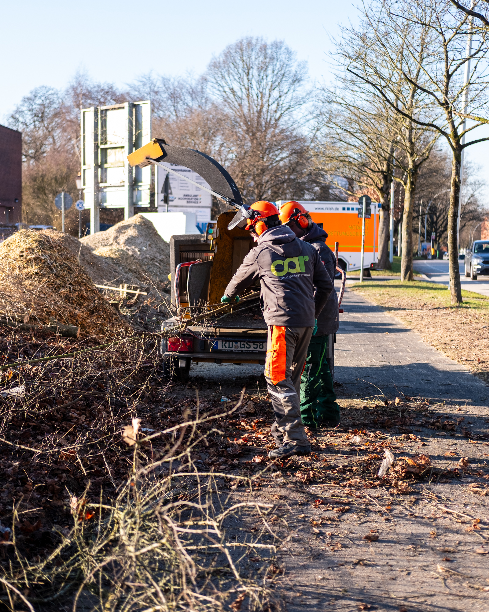Nachdem der Knick erfolgreich auf den Stock gesetzt wurde, steht für Dominik, Finn und Eric der nächste Arbeitsschritt an: das Schreddern des Astwerks. 💪🏻
#oargalabau #knick #buschhacker