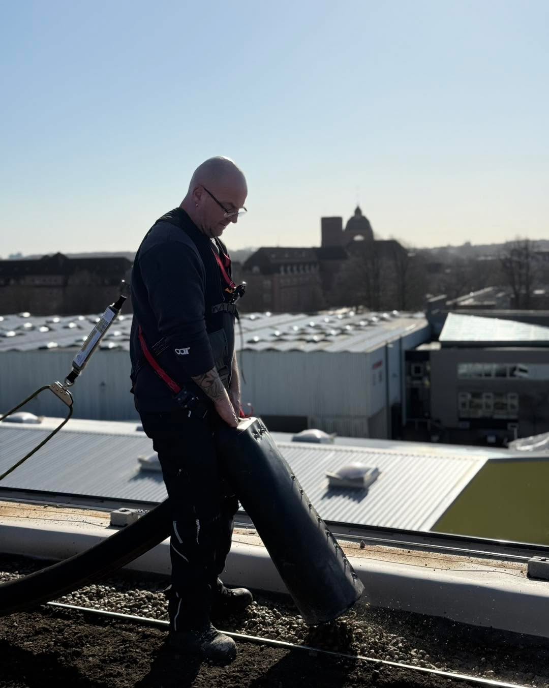 Bei bestem Wetter legen wir auf dem Dach eines Neubaus die Dachbegrünung an! 🌱
Damit das Material nicht aufwändig auf das Dach getragen werden muss, werden die Schüttgüter durch ein Silo auf das Dach gefördert und die restlichen Materialien mit einem Dachdeckeraufzug auf das Dach transportiert.
#oargalabau #dachbegrünung