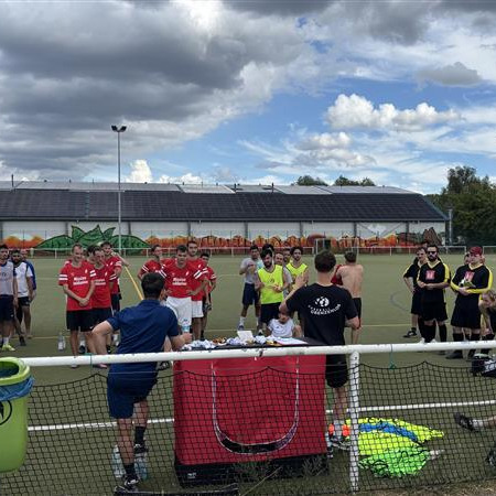 Sportfest für Vielfalt – was für ein Tag!
Am 29. Juni haben wir auf dem Sportplatz Rennbahnstraße gezeigt, wie bunt, offen und stark unsere Gesellschaft sein kann.
Menschen aus verschiedenen Kulturen, Religionen und Lebensrealitäten kamen zusammen – zum Reden, Lachen, Mitmachen und Bewegen.
Ob Sport oder Spiel, Tanz – alle waren willkommen.
Und alle haben eine Medaille bekommen – denn bei uns geht’s ums Miteinander, nicht ums Gewinnen.
Ein riesiges Dankeschön an alle Mitwirkenden & Kooperationspartner*innen:
@freizeithaus_ev
@stadtteilzentrumweissensee
@most.weissenseeost
@moskito_pankow
@pfefferwerk_stadtkultur
@sourcesdespoir.e.v
@kiezkicker.pfeffersport
@durchblicke
@butterfly_by_ym
@laufchallegeng
@joerg.vdf
@jfemahler20
@berlinerfv
SPORTBUNT des @lsbberlin
Das war erst der Anfang.
Die Sportanlage Rennbahnstraße steht für Vielfalt, Offenheit und Zusammenhalt – und das soll so bleiben!
(Fotos von Mohammed El Ouahhabi, Stellvertretender Projektleiter beim Landessportbund Berlin e.V.)