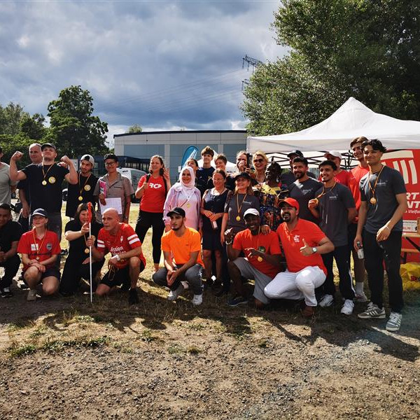 Sportfest für Vielfalt – was für ein Tag!
Am 29. Juni haben wir auf dem Sportplatz Rennbahnstraße gezeigt, wie bunt, offen und stark unsere Gesellschaft sein kann.
Menschen aus verschiedenen Kulturen, Religionen und Lebensrealitäten kamen zusammen – zum Reden, Lachen, Mitmachen und Bewegen.
Ob Sport oder Spiel, Tanz – alle waren willkommen.
Und alle haben eine Medaille bekommen – denn bei uns geht’s ums Miteinander, nicht ums Gewinnen.
Ein riesiges Dankeschön an alle Mitwirkenden & Kooperationspartner*innen:
@freizeithaus_ev
@stadtteilzentrumweissensee
@most.weissenseeost
@moskito_pankow
@pfefferwerk_stadtkultur
@sourcesdespoir.e.v
@kiezkicker.pfeffersport
@durchblicke
@butterfly_by_ym
@laufchallegeng
@joerg.vdf
@jfemahler20
@berlinerfv
SPORTBUNT des @lsbberlin
Das war erst der Anfang.
Die Sportanlage Rennbahnstraße steht für Vielfalt, Offenheit und Zusammenhalt – und das soll so bleiben!
(Fotos von Mohammed El Ouahhabi, Stellvertretender Projektleiter beim Landessportbund Berlin e.V.)