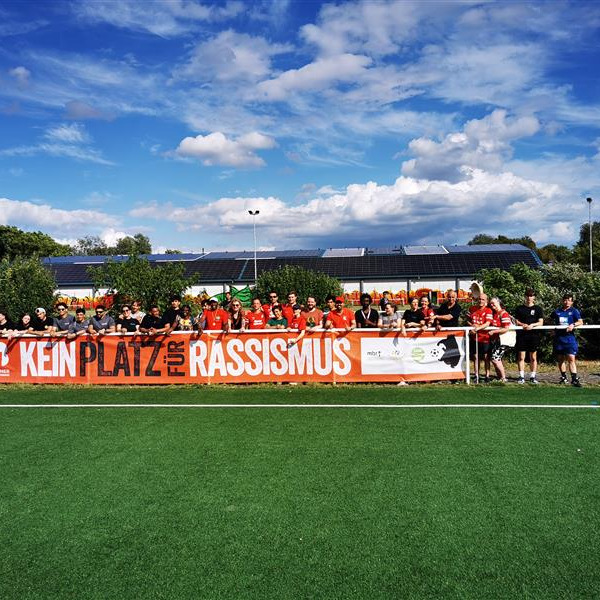 Sportfest für Vielfalt – was für ein Tag!
Am 29. Juni haben wir auf dem Sportplatz Rennbahnstraße gezeigt, wie bunt, offen und stark unsere Gesellschaft sein kann.
Menschen aus verschiedenen Kulturen, Religionen und Lebensrealitäten kamen zusammen – zum Reden, Lachen, Mitmachen und Bewegen.
Ob Sport oder Spiel, Tanz – alle waren willkommen.
Und alle haben eine Medaille bekommen – denn bei uns geht’s ums Miteinander, nicht ums Gewinnen.
Ein riesiges Dankeschön an alle Mitwirkenden & Kooperationspartner*innen:
@freizeithaus_ev
@stadtteilzentrumweissensee
@most.weissenseeost
@moskito_pankow
@pfefferwerk_stadtkultur
@sourcesdespoir.e.v
@kiezkicker.pfeffersport
@durchblicke
@butterfly_by_ym
@laufchallegeng
@joerg.vdf
@jfemahler20
@berlinerfv
SPORTBUNT des @lsbberlin
Das war erst der Anfang.
Die Sportanlage Rennbahnstraße steht für Vielfalt, Offenheit und Zusammenhalt – und das soll so bleiben!
(Fotos von Mohammed El Ouahhabi, Stellvertretender Projektleiter beim Landessportbund Berlin e.V.)