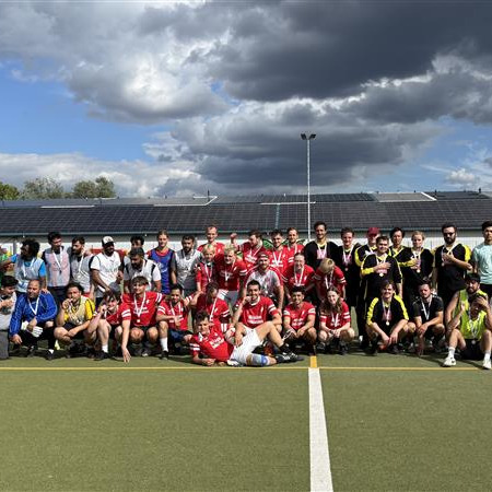 Sportfest für Vielfalt – was für ein Tag!
Am 29. Juni haben wir auf dem Sportplatz Rennbahnstraße gezeigt, wie bunt, offen und stark unsere Gesellschaft sein kann.
Menschen aus verschiedenen Kulturen, Religionen und Lebensrealitäten kamen zusammen – zum Reden, Lachen, Mitmachen und Bewegen.
Ob Sport oder Spiel, Tanz – alle waren willkommen.
Und alle haben eine Medaille bekommen – denn bei uns geht’s ums Miteinander, nicht ums Gewinnen.
Ein riesiges Dankeschön an alle Mitwirkenden & Kooperationspartner*innen:
@freizeithaus_ev
@stadtteilzentrumweissensee
@most.weissenseeost
@moskito_pankow
@pfefferwerk_stadtkultur
@sourcesdespoir.e.v
@kiezkicker.pfeffersport
@durchblicke
@butterfly_by_ym
@laufchallegeng
@joerg.vdf
@jfemahler20
@berlinerfv
SPORTBUNT des @lsbberlin
Das war erst der Anfang.
Die Sportanlage Rennbahnstraße steht für Vielfalt, Offenheit und Zusammenhalt – und das soll so bleiben!
(Fotos von Mohammed El Ouahhabi, Stellvertretender Projektleiter beim Landessportbund Berlin e.V.)