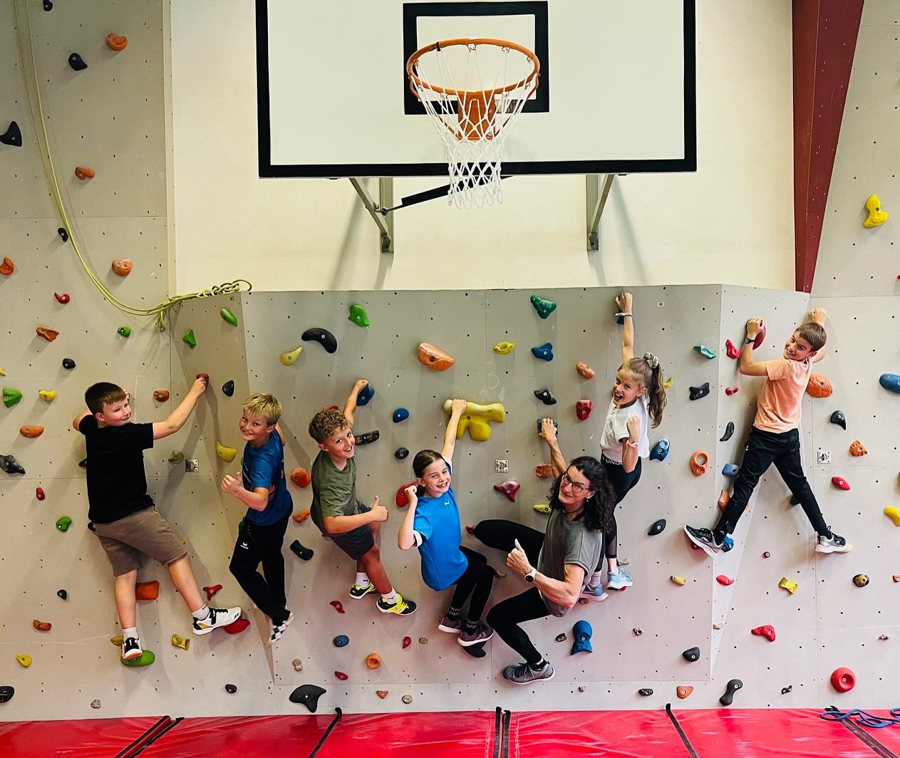 Topmotivierte Kids beim Klettern und Bouldern mit Kletterlehrerin Kristina Graf in der Turnhalle....