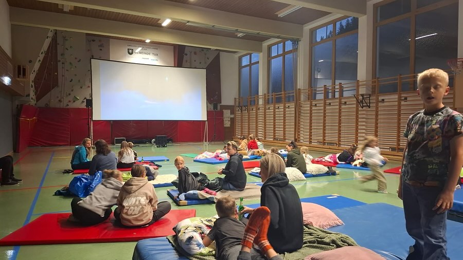 Klappstuhlkino in Tux - wetterbedingt in die Sporthalle verlegt. 🍿🎥 #summerfeeling25zillertal