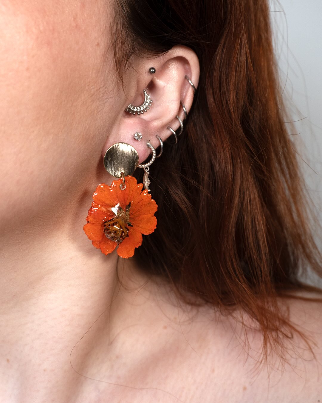 Une touche de soleil à l’oreille ☀️
Les boucles Evelyne capturent l’éclat d’une fleur de cosmos vive et la douceur d’un instant figé.
Un bijou qui ne passe pas inaperçu, entre caractère et poésie 🌻
Créées à la main, avec amour et patience — chaque pétale raconte sa propre histoire.
💛 Collection Atelier Hélia – modèle Evelyne plaqué or 18carrats
#atelierhelia #bijouxfleuris #bouclesdoreilles #creationfrancaise #faitmain