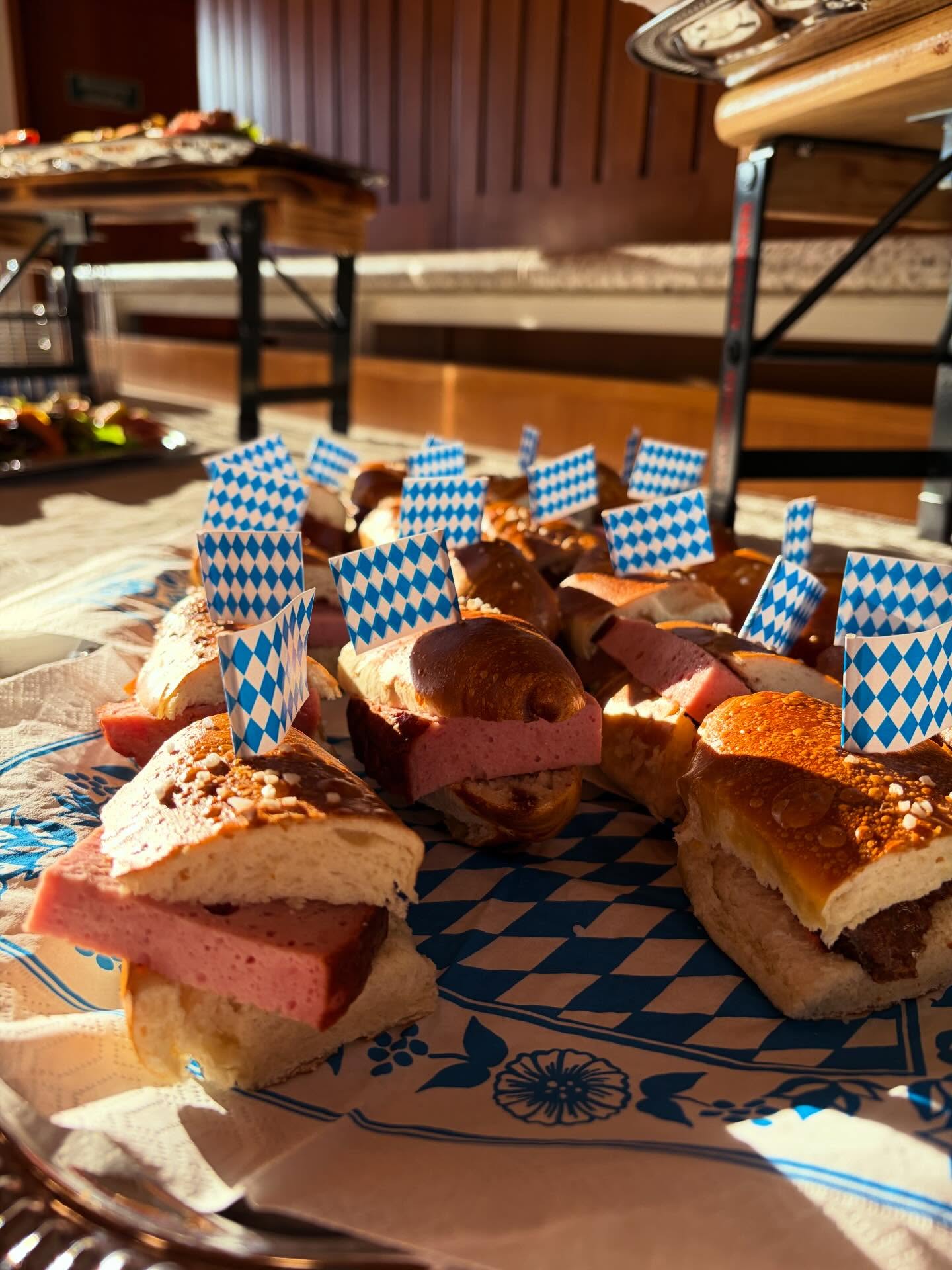 Heute haben wir die Regionaltagung des Deutschen Beton- und Bautechnik-Verein E.V. im Wolf-Ferrari-Haus in Ottobrunn bewirtet. Wir versorgten die Tagungsteilnehmer mit regionalen Spezialitäten und zu guter Letzt durfte natürlich das Fass Bier nicht fehlen. Eine rundum gelungene Veranstaltung mit herausragendem Feedback. Wir stehen jederzeit für An- und Rückfragen zur Verfügung, meldet Euch jetzt. 📱🤝