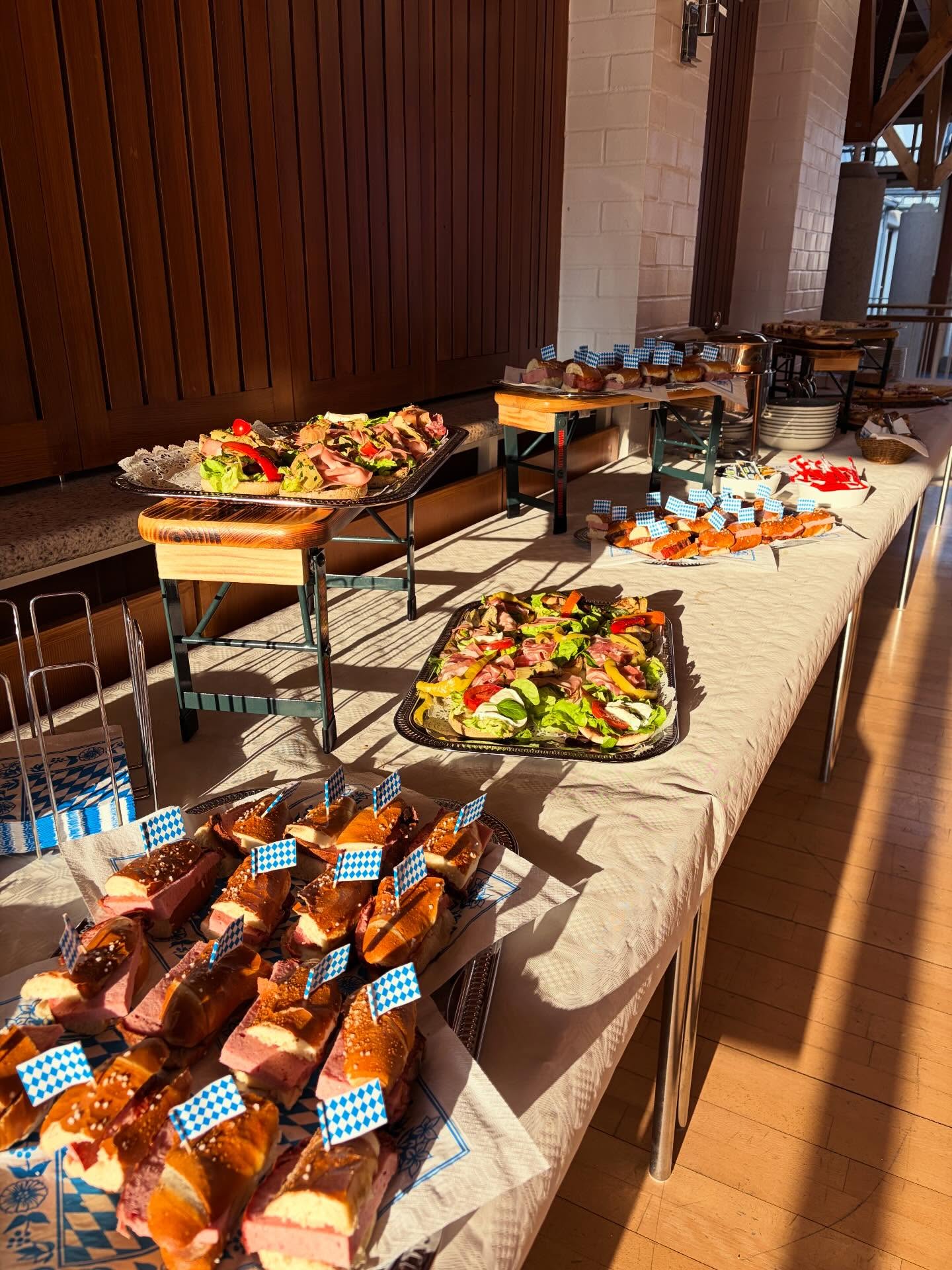 Heute haben wir die Regionaltagung des Deutschen Beton- und Bautechnik-Verein E.V. im Wolf-Ferrari-Haus in Ottobrunn bewirtet. Wir versorgten die Tagungsteilnehmer mit regionalen Spezialitäten und zu guter Letzt durfte natürlich das Fass Bier nicht fehlen. Eine rundum gelungene Veranstaltung mit herausragendem Feedback. Wir stehen jederzeit für An- und Rückfragen zur Verfügung, meldet Euch jetzt. 📱🤝