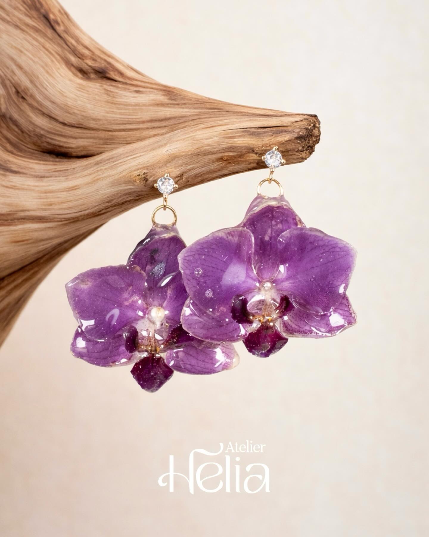 Laissez vous tenter par la douceur des boucles Anabelle ! 🪻
Montées sur des apprêts en plaqué or 18carrats, ces orchidées ajouteront une touche de couleur à vos looks
#bijoux #bijouxfloraux #faitmaîn