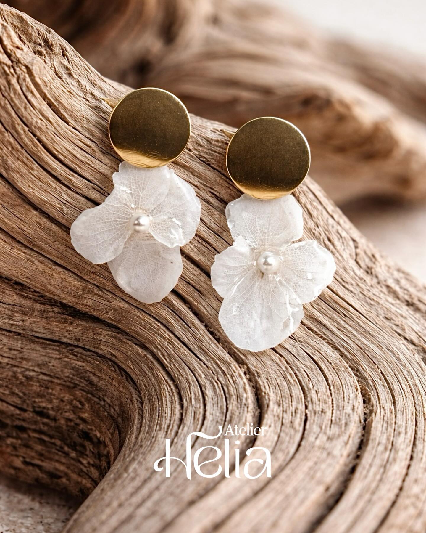 Des fleurs figées dans le temps… pour sublimer votre look ✨
Chaque paire est créée à la main avec de véritables pétales, délicatement travaillés pour révéler toute leur finesse et leur poésie.
Légères, uniques, et intemporelles… elles ne demandent qu’à accompagner vos plus beaux moments 🤍
🌻 Pièce unique ou en très petite série
🌻 Idéales pour un événement ou un look délicat
#bijoux #bijouxfloraux #atelierhelia #creatricefrançaise