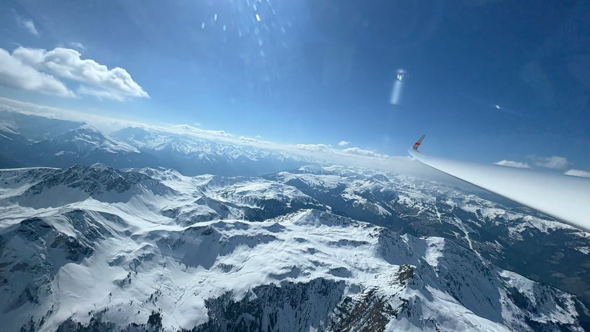 Schneegestöber statt Frühlingsschauer! ❄️
Gestern haben unsere Piloten mal wieder bewiesen, dass bayerisches Wetter keine Ausreden kennt.
Die Vorhersage versprach Schauer.
Rausgekommen sind echte Schneeschauer, die den Endanflug von Ohlstadt aus nochmal richtig spannend gemacht haben.
Zoltan und Marco haben sich davon nicht beirren lassen und eine beeindruckende Route gezogen: durch die bayerischen Alpen, am Kaisergebirge entlang, tief ins Pinzgau und über die Inntal-Nordkette sicher wieder nach Ohlstadt.
Slalom zwischen den Flocken auf 2800 Metern? In der ASW 28-18 kein Problem. 😄
Schön zu sehen, wie Teamgeist und Leidenschaft fürs Fliegen zusammenkommen.
#gliding #teamflug #alpen #ohlstadt #asw28