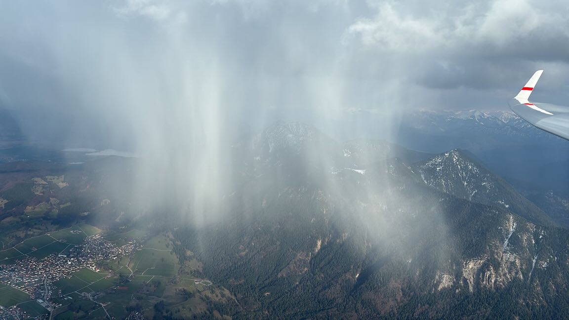 Schneegestöber statt Frühlingsschauer! ❄️
Gestern haben unsere Piloten mal wieder bewiesen, dass bayerisches Wetter keine Ausreden kennt.
Die Vorhersage versprach Schauer.
Rausgekommen sind echte Schneeschauer, die den Endanflug von Ohlstadt aus nochmal richtig spannend gemacht haben.
Zoltan und Marco haben sich davon nicht beirren lassen und eine beeindruckende Route gezogen: durch die bayerischen Alpen, am Kaisergebirge entlang, tief ins Pinzgau und über die Inntal-Nordkette sicher wieder nach Ohlstadt.
Slalom zwischen den Flocken auf 2800 Metern? In der ASW 28-18 kein Problem. 😄
Schön zu sehen, wie Teamgeist und Leidenschaft fürs Fliegen zusammenkommen.
#gliding #teamflug #alpen #ohlstadt #asw28
