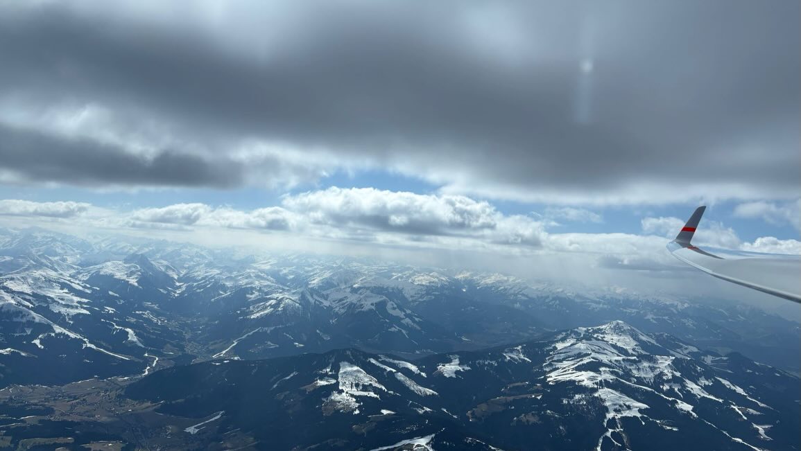 Schneegestöber statt Frühlingsschauer! ❄️
Gestern haben unsere Piloten mal wieder bewiesen, dass bayerisches Wetter keine Ausreden kennt.
Die Vorhersage versprach Schauer.
Rausgekommen sind echte Schneeschauer, die den Endanflug von Ohlstadt aus nochmal richtig spannend gemacht haben.
Zoltan und Marco haben sich davon nicht beirren lassen und eine beeindruckende Route gezogen: durch die bayerischen Alpen, am Kaisergebirge entlang, tief ins Pinzgau und über die Inntal-Nordkette sicher wieder nach Ohlstadt.
Slalom zwischen den Flocken auf 2800 Metern? In der ASW 28-18 kein Problem. 😄
Schön zu sehen, wie Teamgeist und Leidenschaft fürs Fliegen zusammenkommen.
#gliding #teamflug #alpen #ohlstadt #asw28