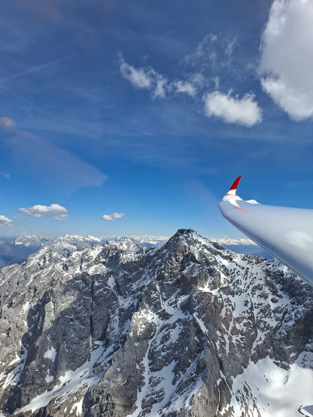Zugspitze calling.☀️🔝
#Zugspitze #Alpen #Segelfliegen #DG1001 #irlshop