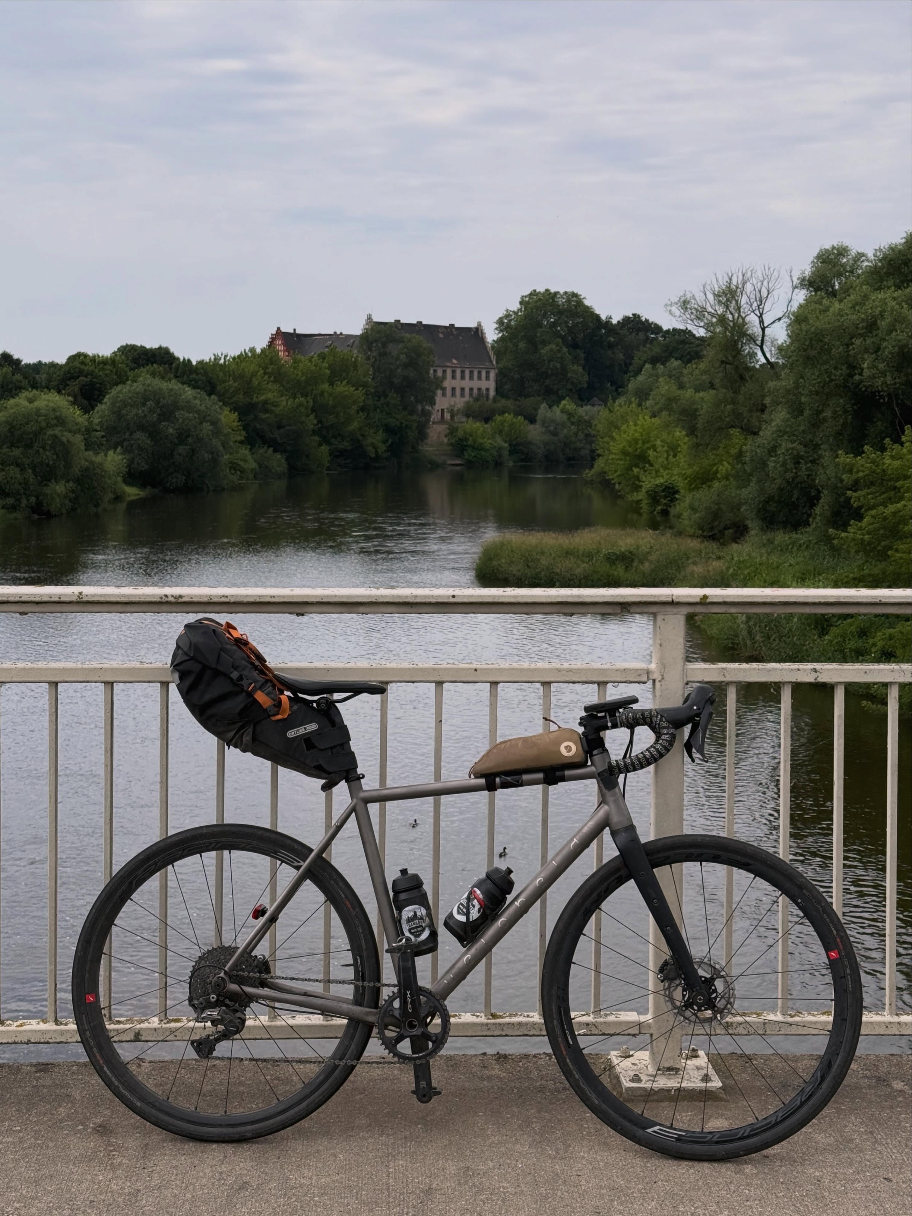 Milliarden Kirschen säumen den Weg. Leipzig- Dresden auf den entspannten Nebenstraßen. Heim vom Vortrag: „Fahrrad Freiheit Europa“.