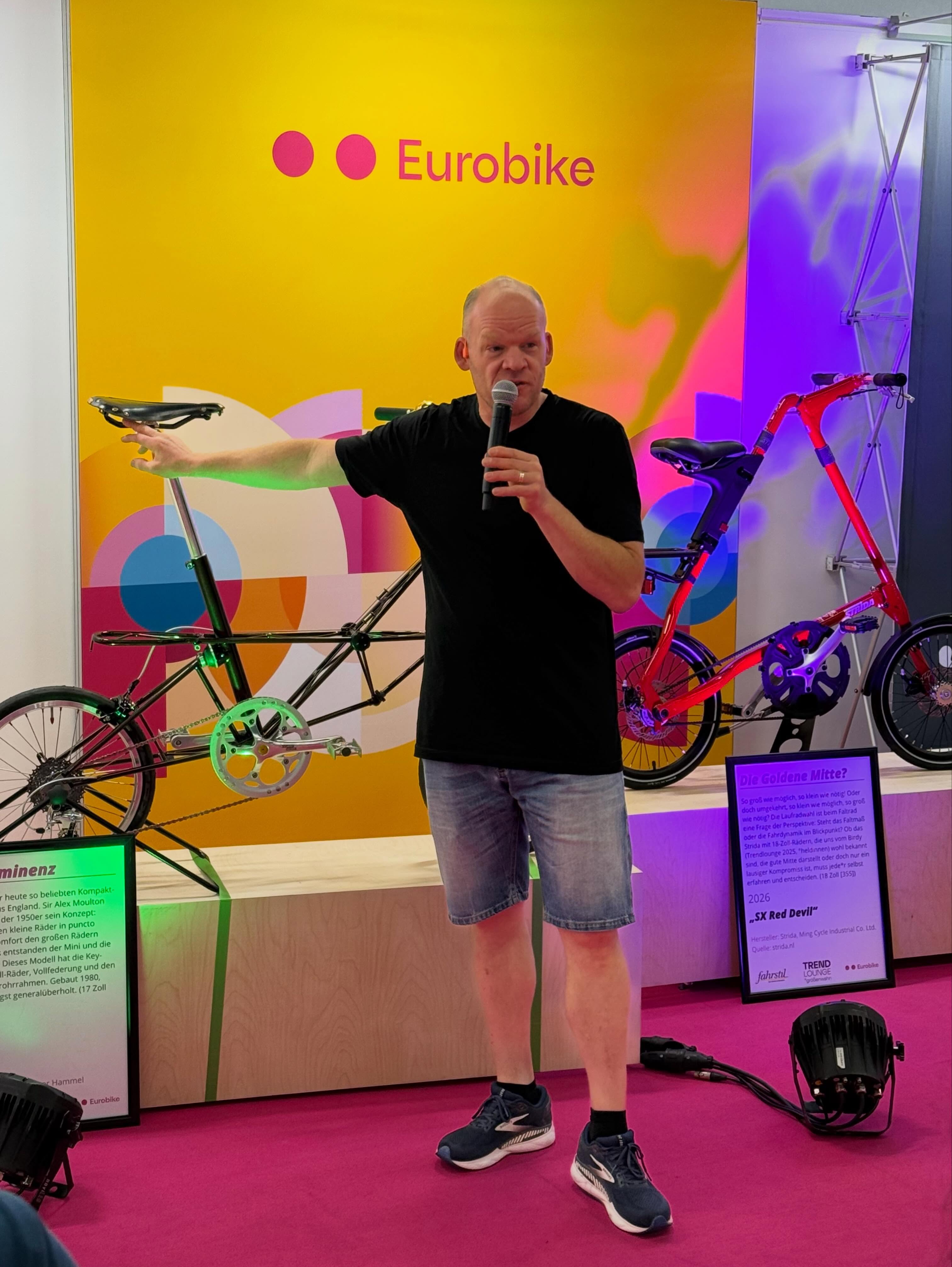 Trotz Reisewarnung der Bahn - heute stand die Eurobike Radmesse auf dem Programm, doch eine Frage liegt in der Luft: Wie weiter mit der Eurobike? Ich muss ja sagen, dass ich die Infrastruktur, den Rahmen drumherum gut finde. Anders als die anderen Messen, hat sie Tiefe, Möglichkeiten, etc. aber seit die Messe in Frankfurt ist, haben Nähe und eine gewisse Authentizität, und diesmal auch die Ausstellerbreite gefehlt. Wie einen Ort gestalten, der Messe ist, einen professionellen Rahmen hat und wo sich trotzdem Aussteller, Fachpublikum und Besucher wohlfühlen? War es das nun mit der EB? Schafft sie noch mal sich neu zu erfinden, seit der Ansage von Köln neue Leitmesse werden zu wollen, einer starken Cyclingworld in Düsseldorf im Auftritt, aber ausbaufähig in der Tiefe?
Auf jeden Fall war es spannend da zu sein, 32 Zoll, 36 Zoll Laufräder zu sehen, wenige Kollegen zu treffen und auch einen Vortrag auf der Adventure Bühne halten zu dürfen. Kurz aber herzlich - und das letzte Mal?