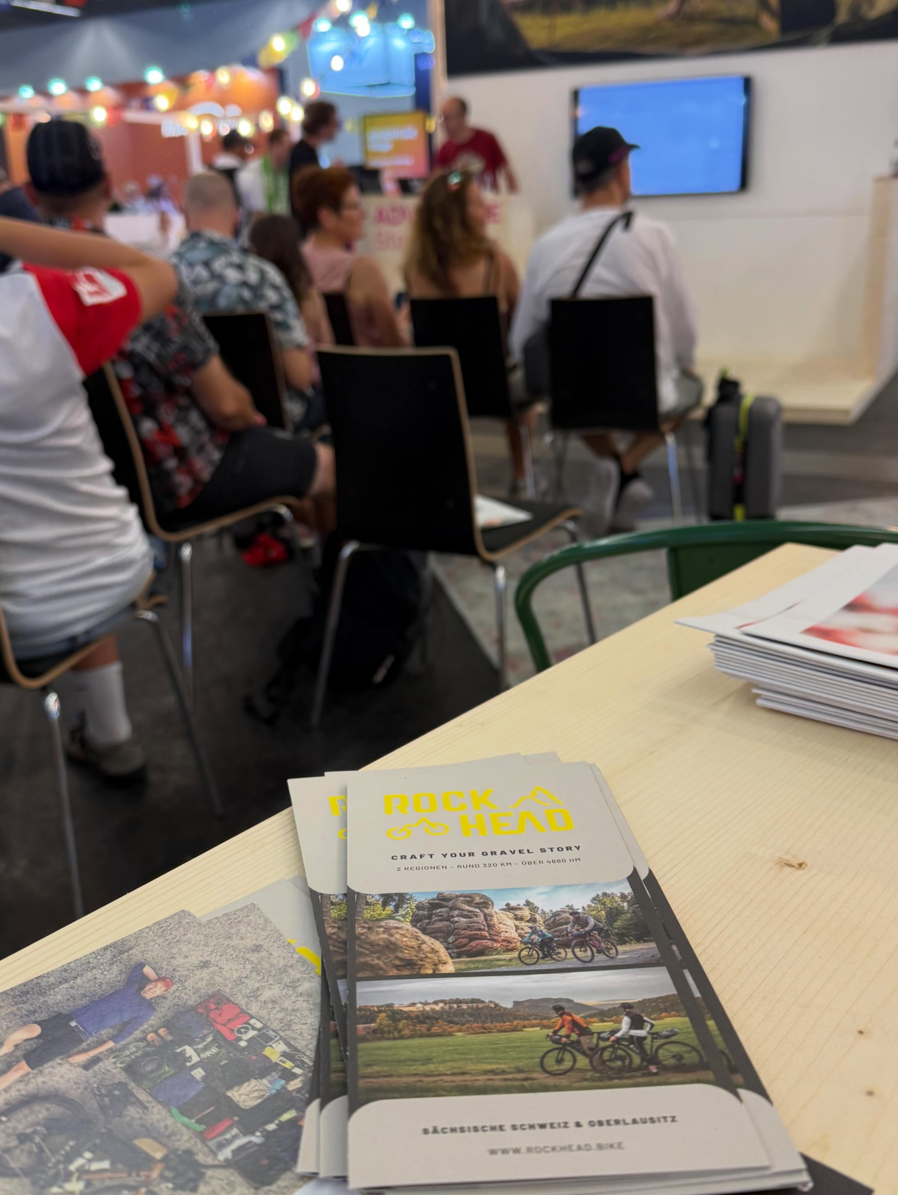 Trotz Reisewarnung der Bahn - heute stand die Eurobike Radmesse auf dem Programm, doch eine Frage liegt in der Luft: Wie weiter mit der Eurobike? Ich muss ja sagen, dass ich die Infrastruktur, den Rahmen drumherum gut finde. Anders als die anderen Messen, hat sie Tiefe, Möglichkeiten, etc. aber seit die Messe in Frankfurt ist, haben Nähe und eine gewisse Authentizität, und diesmal auch die Ausstellerbreite gefehlt. Wie einen Ort gestalten, der Messe ist, einen professionellen Rahmen hat und wo sich trotzdem Aussteller, Fachpublikum und Besucher wohlfühlen? War es das nun mit der EB? Schafft sie noch mal sich neu zu erfinden, seit der Ansage von Köln neue Leitmesse werden zu wollen, einer starken Cyclingworld in Düsseldorf im Auftritt, aber ausbaufähig in der Tiefe?
Auf jeden Fall war es spannend da zu sein, 32 Zoll, 36 Zoll Laufräder zu sehen, wenige Kollegen zu treffen und auch einen Vortrag auf der Adventure Bühne halten zu dürfen. Kurz aber herzlich - und das letzte Mal?
