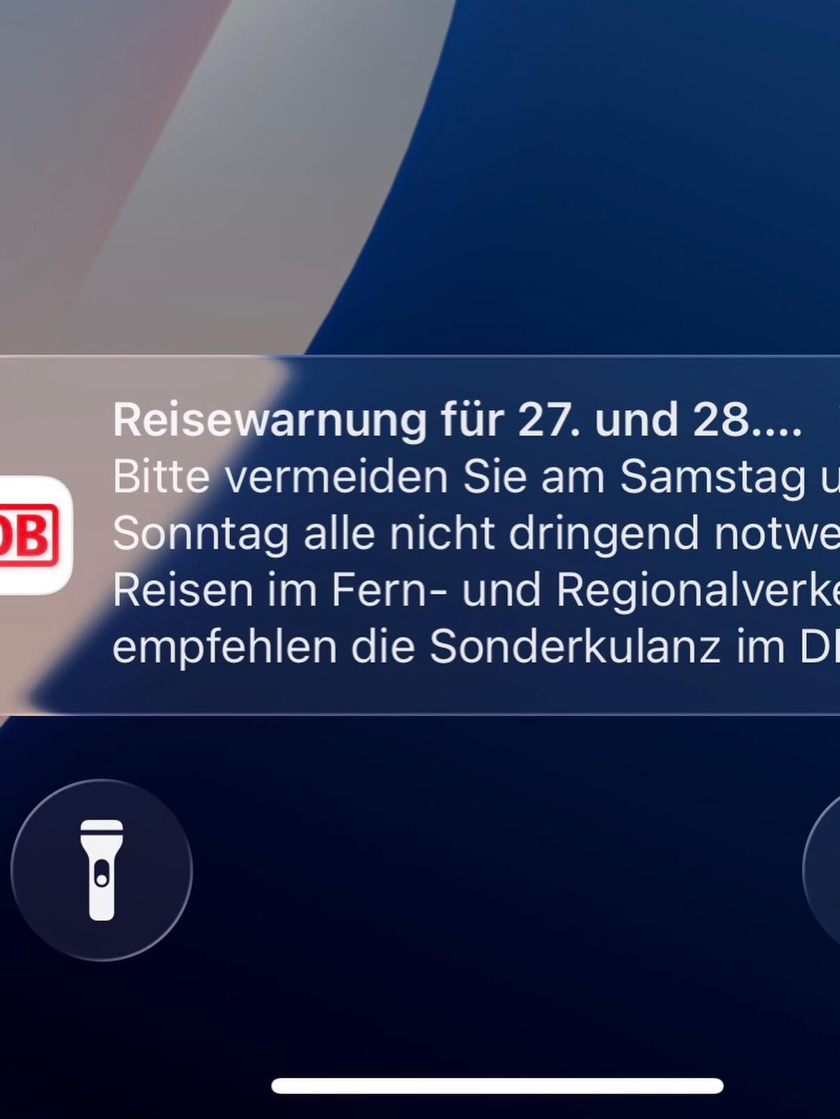 Trotz Reisewarnung der Bahn - heute stand die Eurobike Radmesse auf dem Programm, doch eine Frage liegt in der Luft: Wie weiter mit der Eurobike? Ich muss ja sagen, dass ich die Infrastruktur, den Rahmen drumherum gut finde. Anders als die anderen Messen, hat sie Tiefe, Möglichkeiten, etc. aber seit die Messe in Frankfurt ist, haben Nähe und eine gewisse Authentizität, und diesmal auch die Ausstellerbreite gefehlt. Wie einen Ort gestalten, der Messe ist, einen professionellen Rahmen hat und wo sich trotzdem Aussteller, Fachpublikum und Besucher wohlfühlen? War es das nun mit der EB? Schafft sie noch mal sich neu zu erfinden, seit der Ansage von Köln neue Leitmesse werden zu wollen, einer starken Cyclingworld in Düsseldorf im Auftritt, aber ausbaufähig in der Tiefe?
Auf jeden Fall war es spannend da zu sein, 32 Zoll, 36 Zoll Laufräder zu sehen, wenige Kollegen zu treffen und auch einen Vortrag auf der Adventure Bühne halten zu dürfen. Kurz aber herzlich - und das letzte Mal?