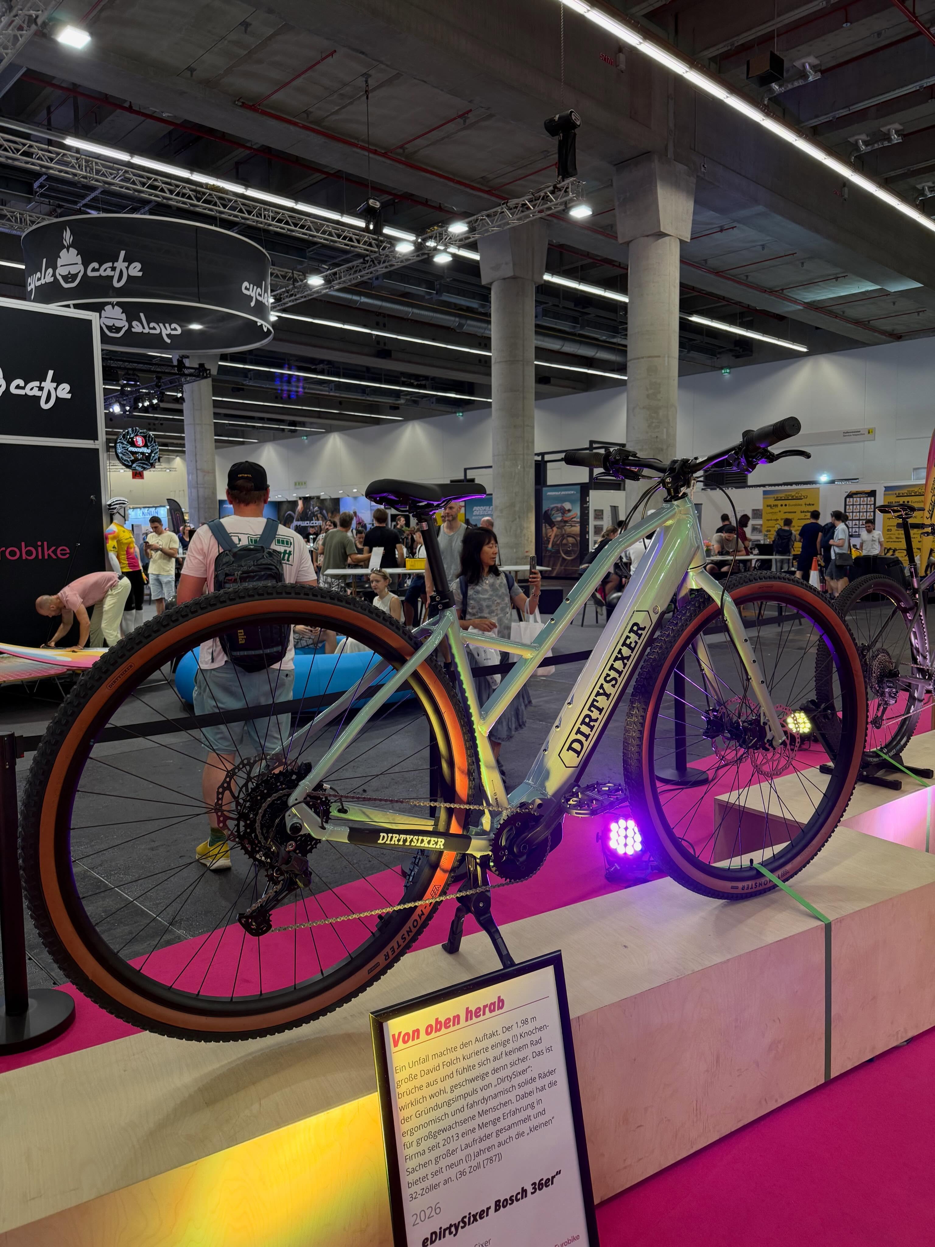Trotz Reisewarnung der Bahn - heute stand die Eurobike Radmesse auf dem Programm, doch eine Frage liegt in der Luft: Wie weiter mit der Eurobike? Ich muss ja sagen, dass ich die Infrastruktur, den Rahmen drumherum gut finde. Anders als die anderen Messen, hat sie Tiefe, Möglichkeiten, etc. aber seit die Messe in Frankfurt ist, haben Nähe und eine gewisse Authentizität, und diesmal auch die Ausstellerbreite gefehlt. Wie einen Ort gestalten, der Messe ist, einen professionellen Rahmen hat und wo sich trotzdem Aussteller, Fachpublikum und Besucher wohlfühlen? War es das nun mit der EB? Schafft sie noch mal sich neu zu erfinden, seit der Ansage von Köln neue Leitmesse werden zu wollen, einer starken Cyclingworld in Düsseldorf im Auftritt, aber ausbaufähig in der Tiefe?
Auf jeden Fall war es spannend da zu sein, 32 Zoll, 36 Zoll Laufräder zu sehen, wenige Kollegen zu treffen und auch einen Vortrag auf der Adventure Bühne halten zu dürfen. Kurz aber herzlich - und das letzte Mal?