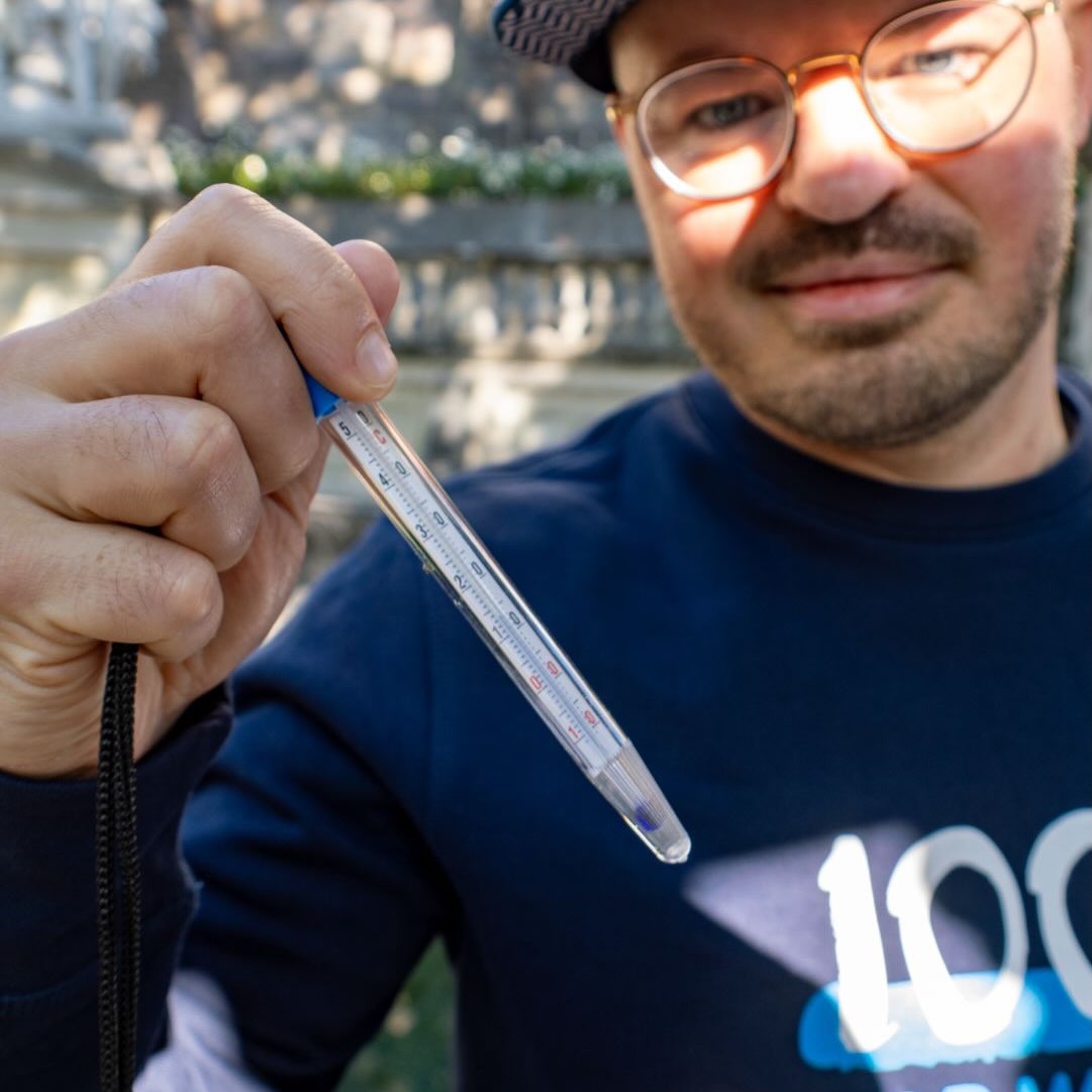 Endlich unterwegs: heute Tag 3 von @joseph___hess bei seinem Weltrekordversuch die ganze Donau über 2600km hinunter zu schwimmen und dabei noch auf Mikroplastik zu untersuchen.
Auf vieles muss er achten: Ohrenschutz, Vaseline gegen Reibstellen, Genehmigungen bei den Wasserschifffahrtsämtern, genügend Essen und ja, trinken!!… Sozial Media, Partner, Familie und sein ganzes Begleitteam und noch ausreichend schalfen, bei 10-12 Stunden im Wasser. So eine Expedition ist soviel mehr als schwimmen. Ende August, Anfang September will er nach 10 Ländern am Schwarzen Meer sein.
#donau #donauschwimmen #expedition #againstmikroplastic