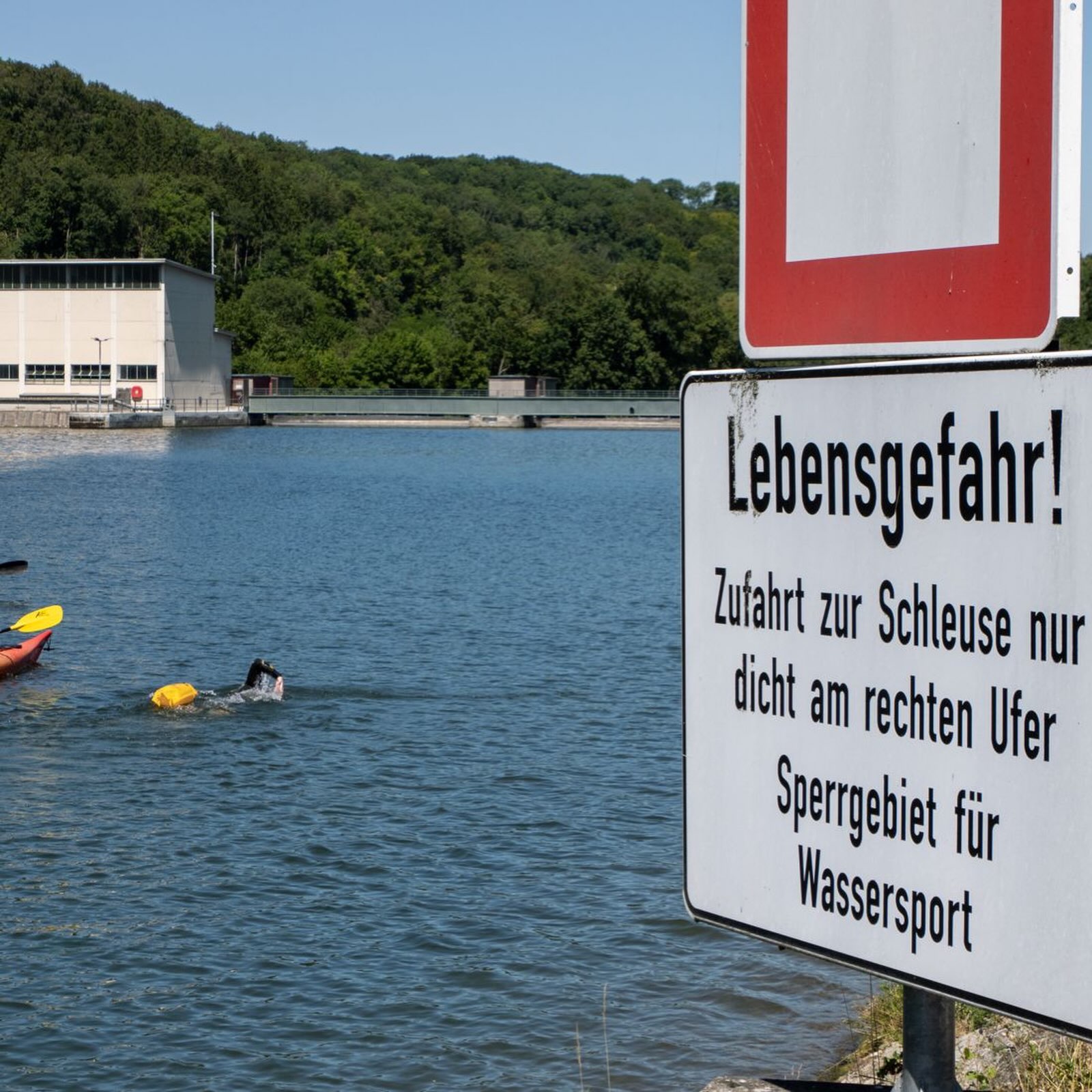 Endlich unterwegs: heute Tag 3 von @joseph___hess bei seinem Weltrekordversuch die ganze Donau über 2600km hinunter zu schwimmen und dabei noch auf Mikroplastik zu untersuchen.
Auf vieles muss er achten: Ohrenschutz, Vaseline gegen Reibstellen, Genehmigungen bei den Wasserschifffahrtsämtern, genügend Essen und ja, trinken!!… Sozial Media, Partner, Familie und sein ganzes Begleitteam und noch ausreichend schalfen, bei 10-12 Stunden im Wasser. So eine Expedition ist soviel mehr als schwimmen. Ende August, Anfang September will er nach 10 Ländern am Schwarzen Meer sein.
#donau #donauschwimmen #expedition #againstmikroplastic