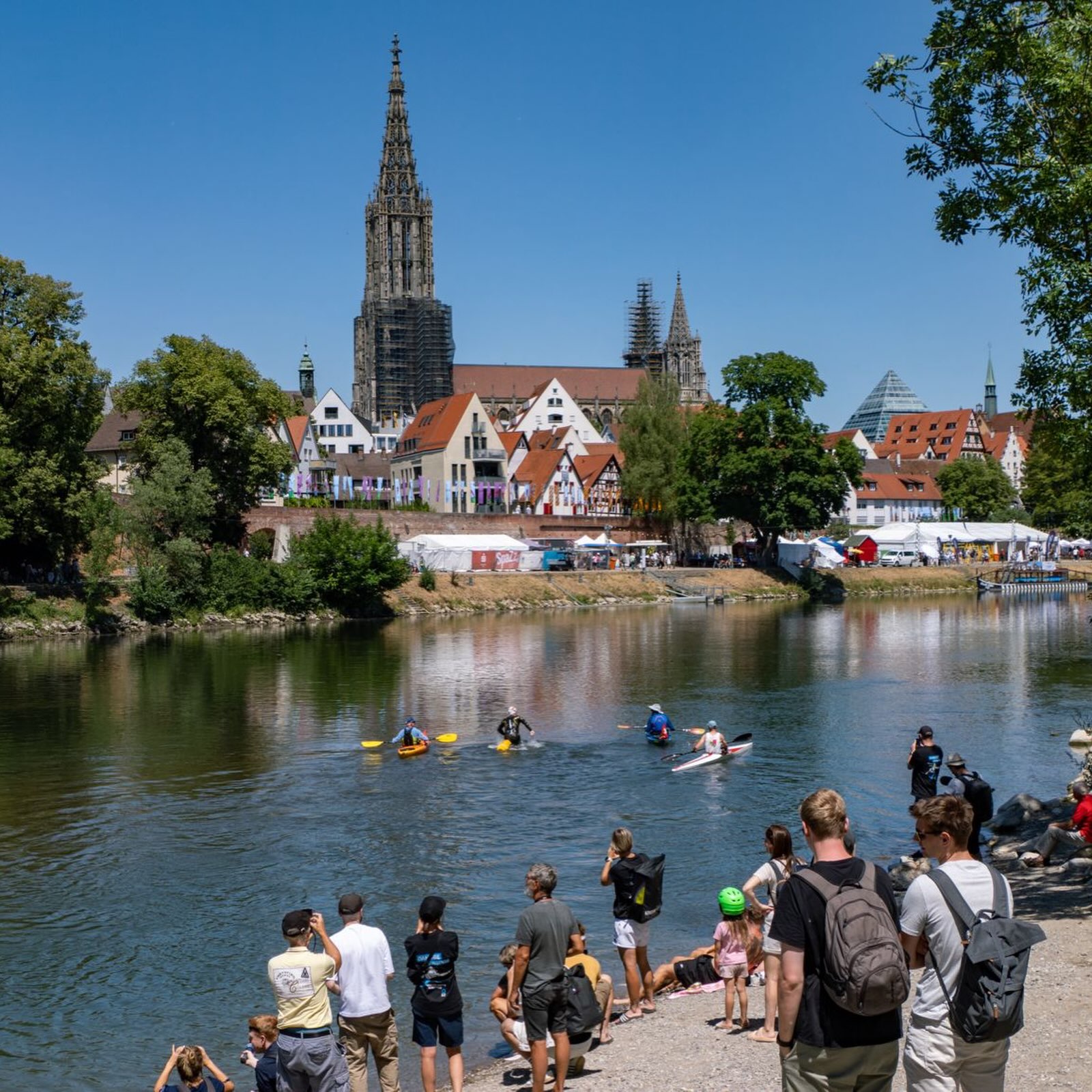 Endlich unterwegs: heute Tag 3 von @joseph___hess bei seinem Weltrekordversuch die ganze Donau über 2600km hinunter zu schwimmen und dabei noch auf Mikroplastik zu untersuchen.
Auf vieles muss er achten: Ohrenschutz, Vaseline gegen Reibstellen, Genehmigungen bei den Wasserschifffahrtsämtern, genügend Essen und ja, trinken!!… Sozial Media, Partner, Familie und sein ganzes Begleitteam und noch ausreichend schalfen, bei 10-12 Stunden im Wasser. So eine Expedition ist soviel mehr als schwimmen. Ende August, Anfang September will er nach 10 Ländern am Schwarzen Meer sein.
#donau #donauschwimmen #expedition #againstmikroplastic