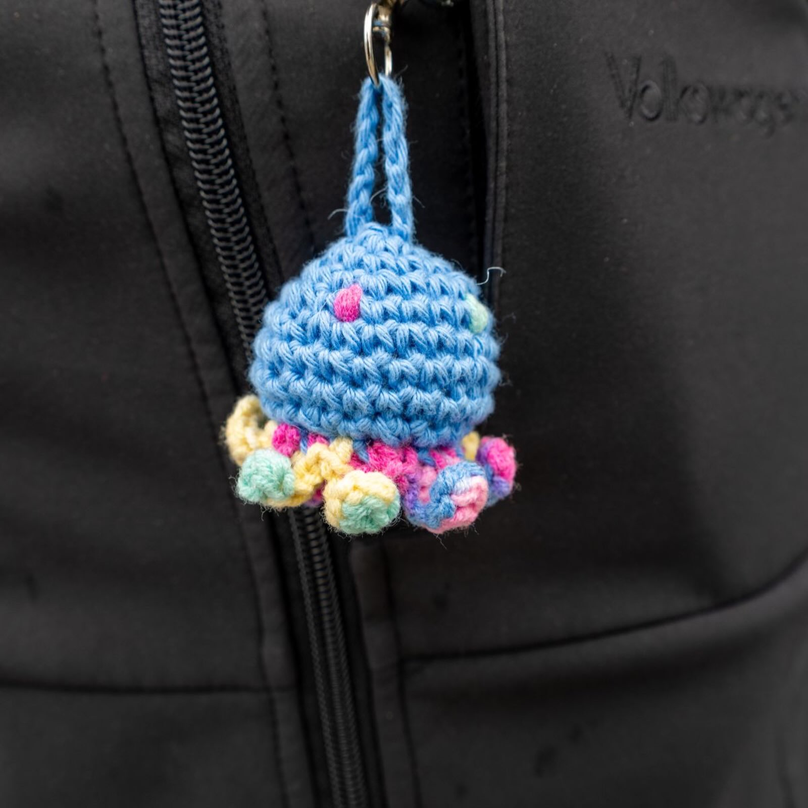 Endlich unterwegs: heute Tag 3 von @joseph___hess bei seinem Weltrekordversuch die ganze Donau über 2600km hinunter zu schwimmen und dabei noch auf Mikroplastik zu untersuchen.
Auf vieles muss er achten: Ohrenschutz, Vaseline gegen Reibstellen, Genehmigungen bei den Wasserschifffahrtsämtern, genügend Essen und ja, trinken!!… Sozial Media, Partner, Familie und sein ganzes Begleitteam und noch ausreichend schalfen, bei 10-12 Stunden im Wasser. So eine Expedition ist soviel mehr als schwimmen. Ende August, Anfang September will er nach 10 Ländern am Schwarzen Meer sein.
#donau #donauschwimmen #expedition #againstmikroplastic