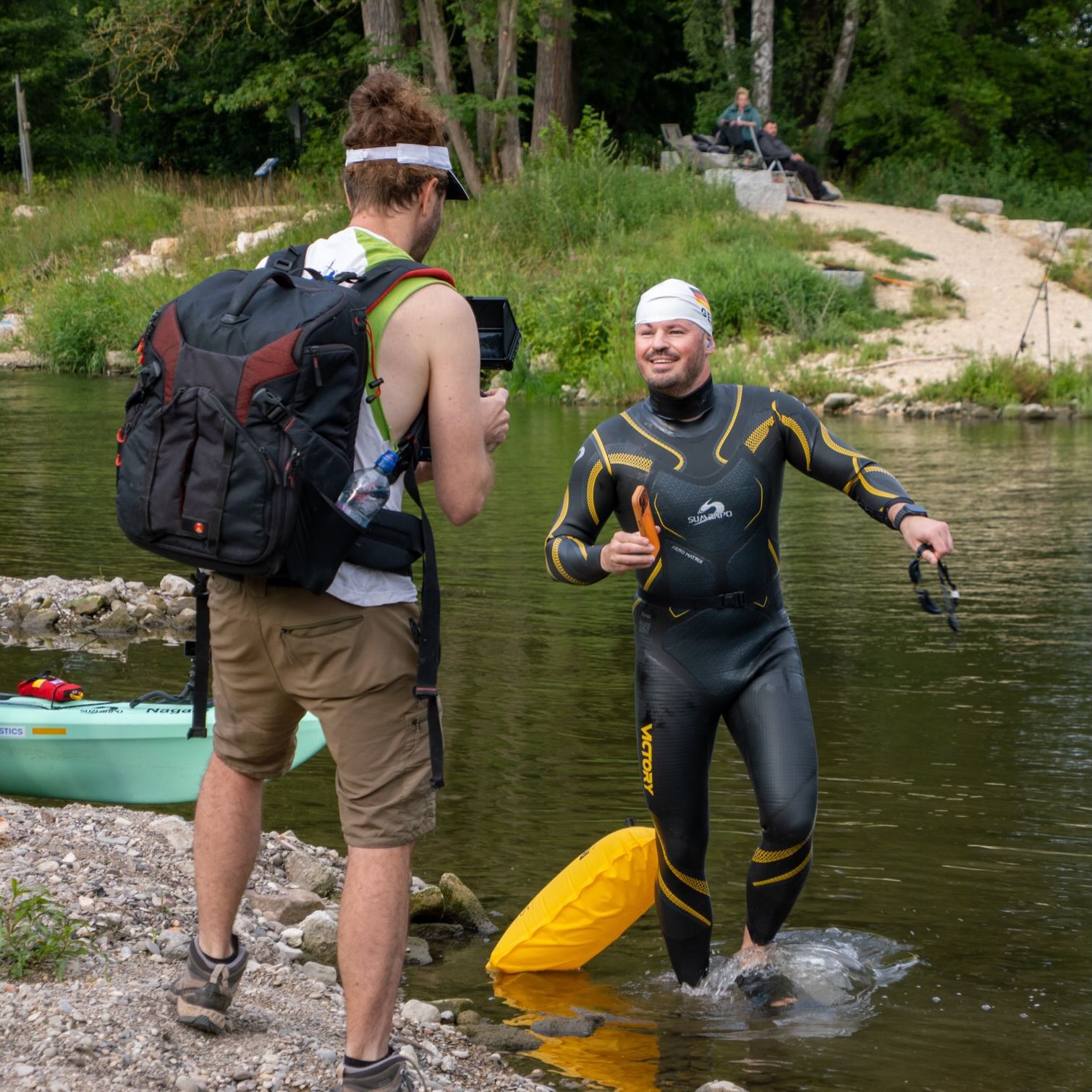Endlich unterwegs: heute Tag 3 von @joseph___hess bei seinem Weltrekordversuch die ganze Donau über 2600km hinunter zu schwimmen und dabei noch auf Mikroplastik zu untersuchen.
Auf vieles muss er achten: Ohrenschutz, Vaseline gegen Reibstellen, Genehmigungen bei den Wasserschifffahrtsämtern, genügend Essen und ja, trinken!!… Sozial Media, Partner, Familie und sein ganzes Begleitteam und noch ausreichend schalfen, bei 10-12 Stunden im Wasser. So eine Expedition ist soviel mehr als schwimmen. Ende August, Anfang September will er nach 10 Ländern am Schwarzen Meer sein.
#donau #donauschwimmen #expedition #againstmikroplastic
