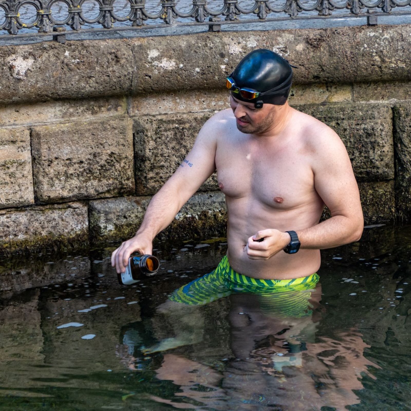 Endlich unterwegs: heute Tag 3 von @joseph___hess bei seinem Weltrekordversuch die ganze Donau über 2600km hinunter zu schwimmen und dabei noch auf Mikroplastik zu untersuchen.
Auf vieles muss er achten: Ohrenschutz, Vaseline gegen Reibstellen, Genehmigungen bei den Wasserschifffahrtsämtern, genügend Essen und ja, trinken!!… Sozial Media, Partner, Familie und sein ganzes Begleitteam und noch ausreichend schalfen, bei 10-12 Stunden im Wasser. So eine Expedition ist soviel mehr als schwimmen. Ende August, Anfang September will er nach 10 Ländern am Schwarzen Meer sein.
#donau #donauschwimmen #expedition #againstmikroplastic