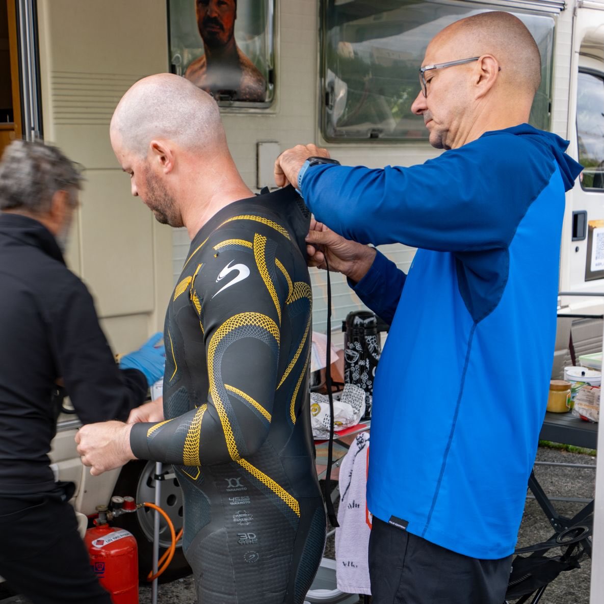 Endlich unterwegs: heute Tag 3 von @joseph___hess bei seinem Weltrekordversuch die ganze Donau über 2600km hinunter zu schwimmen und dabei noch auf Mikroplastik zu untersuchen.
Auf vieles muss er achten: Ohrenschutz, Vaseline gegen Reibstellen, Genehmigungen bei den Wasserschifffahrtsämtern, genügend Essen und ja, trinken!!… Sozial Media, Partner, Familie und sein ganzes Begleitteam und noch ausreichend schalfen, bei 10-12 Stunden im Wasser. So eine Expedition ist soviel mehr als schwimmen. Ende August, Anfang September will er nach 10 Ländern am Schwarzen Meer sein.
#donau #donauschwimmen #expedition #againstmikroplastic