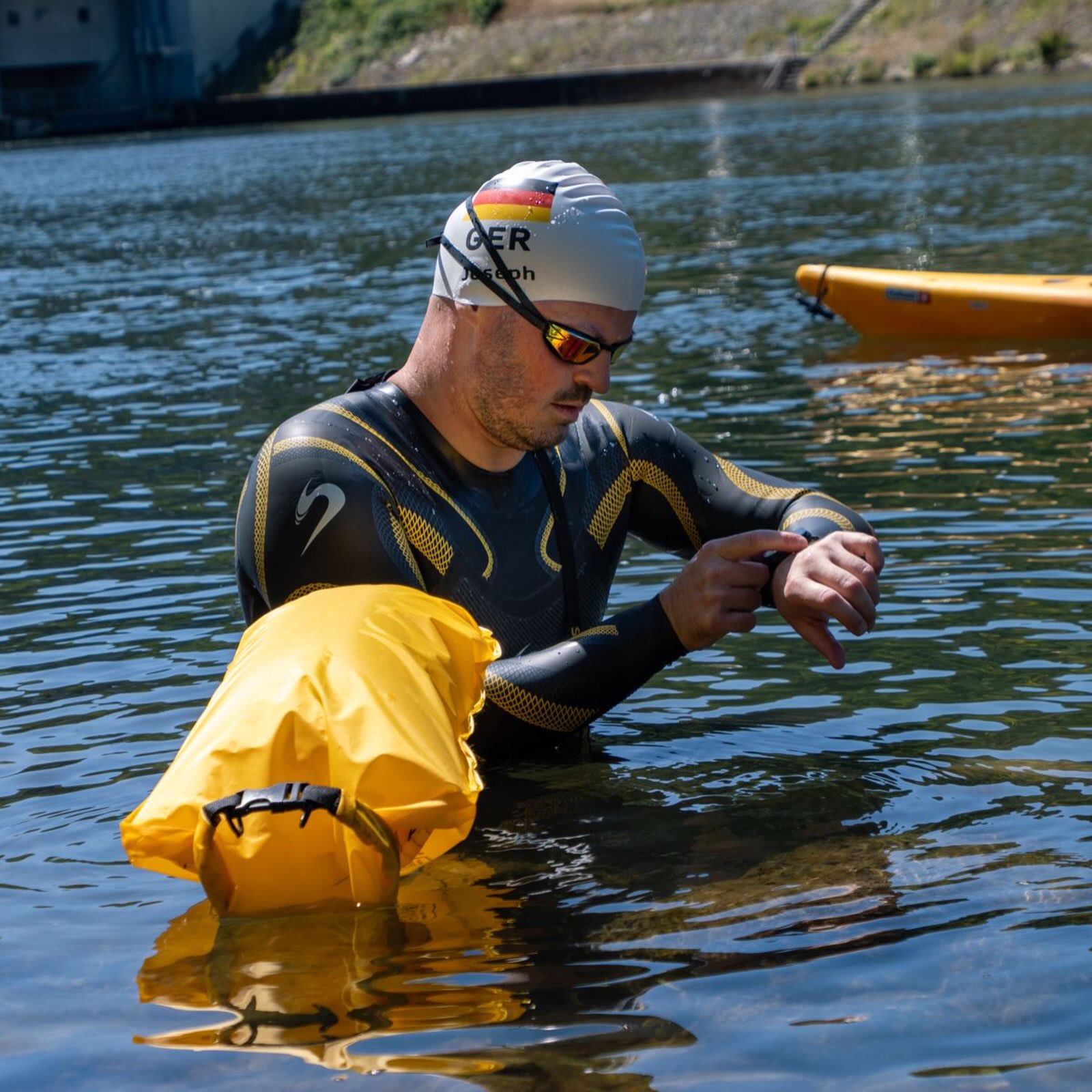 Endlich unterwegs: heute Tag 3 von @joseph___hess bei seinem Weltrekordversuch die ganze Donau über 2600km hinunter zu schwimmen und dabei noch auf Mikroplastik zu untersuchen.
Auf vieles muss er achten: Ohrenschutz, Vaseline gegen Reibstellen, Genehmigungen bei den Wasserschifffahrtsämtern, genügend Essen und ja, trinken!!… Sozial Media, Partner, Familie und sein ganzes Begleitteam und noch ausreichend schalfen, bei 10-12 Stunden im Wasser. So eine Expedition ist soviel mehr als schwimmen. Ende August, Anfang September will er nach 10 Ländern am Schwarzen Meer sein.
#donau #donauschwimmen #expedition #againstmikroplastic