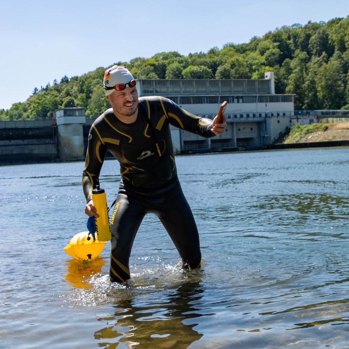 Endlich unterwegs: heute Tag 3 von @joseph___hess bei seinem Weltrekordversuch die ganze Donau über 2600km hinunter zu schwimmen und dabei noch auf Mikroplastik zu untersuchen.
Auf vieles muss er achten: Ohrenschutz, Vaseline gegen Reibstellen, Genehmigungen bei den Wasserschifffahrtsämtern, genügend Essen und ja, trinken!!… Sozial Media, Partner, Familie und sein ganzes Begleitteam und noch ausreichend schalfen, bei 10-12 Stunden im Wasser. So eine Expedition ist soviel mehr als schwimmen. Ende August, Anfang September will er nach 10 Ländern am Schwarzen Meer sein.
#donau #donauschwimmen #expedition #againstmikroplastic