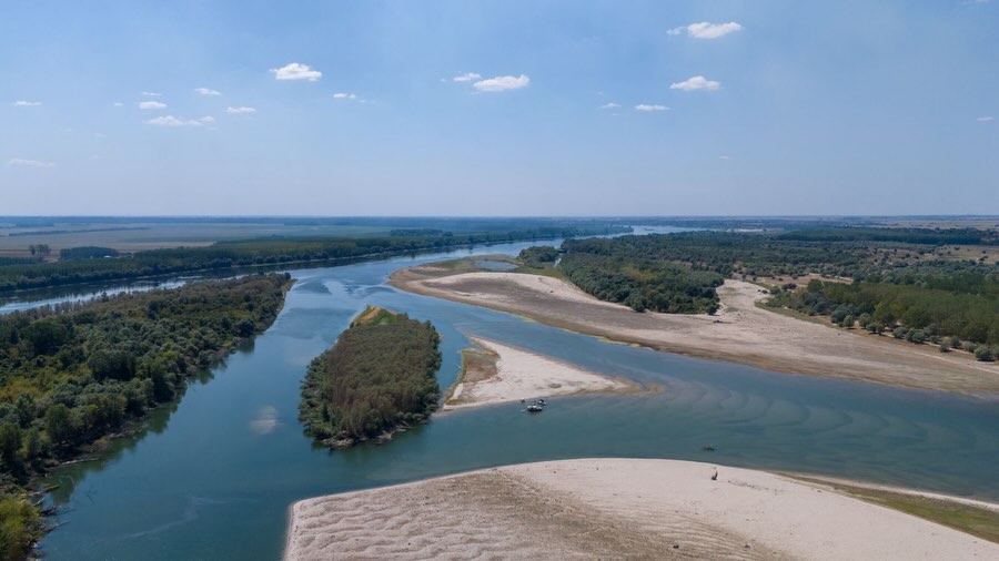Halbzeit, Niedrigwasser und versunkene Boote.
🏊♂️ Niedrigwasser legt die Donau frei – Dresdner Extremschwimmer erlebt Europas Krisenfluss aus nächster Nähe
Seit über 30 Tagen schwimmt Dr. @joseph___hess durch Europas zweitlängsten Fluss. Als Journalist und Filmemacher begleite ich und @javiersobremazas die Expedition abschnittsweise mit der Kamera.
Während Europas zweitlängster Fluss wegen extremer Trockenheit Schlagzeilen schreibt, ist einer bereits seit mehr als einem Monat mittendrin: Der Dresdner Langstreckenschwimmer Dr. Joseph Heß hat auf seinem Weltrekordversuch, von der Quelle bis zur Mündung, bereits über 1.400 Kilometer der Donau zurückgelegt – täglich bis zu zwölf Stunden im Wasser - schwimmend. Damit ist die Halbzeitmarke überschritten.
Das außergewöhnliche Projekt zeigt die Folgen des historischen Niedrigwassers aus einer Perspektive, die sonst kaum jemand erlebt. Inseln tauchen auf, die normalerweise unter Wasser liegen, Seitenarme trocknen aus, alte Schiffswracks werden sichtbar. Gleichzeitig kämpfen Atomkraftwerke in Ungarn und Rumänien mit der Kühlung ihrer Reaktoren – die Donau ist derzeit eines der großen europäischen Umweltthemen.
Joseph Heß hat inzwischen Wien, Bratislava, Budapest und Belgrad schwimmend passiert. Eine der größten Herausforderungen war ausgerechnet die serbische Hauptstadt: Belgrad verfügt bis heute über keine zentrale Kläranlage. Millionen Liter Abwasser gelangen täglich in die Donau.
Aus Sorge vor gesundheitlichen Einschränkungen durch die massive Verschmutzung verzichtete Heß auf diesem Abschnitt für wenige Kilometer auf das Schwimmen und legte die Strecke auf seinem Stand-up-Paddle-Board zurück, das er sonst lediglich als Sicherheits- und Pausenplattform mitführt.
#donau #donauschwimmer #filmmaking