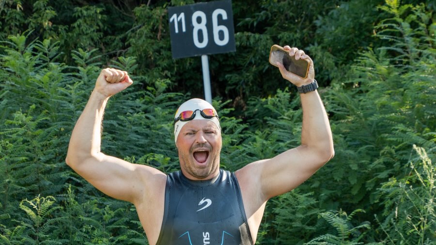 Halbzeit, Niedrigwasser und versunkene Boote.
🏊♂️ Niedrigwasser legt die Donau frei – Dresdner Extremschwimmer erlebt Europas Krisenfluss aus nächster Nähe
Seit über 30 Tagen schwimmt Dr. @joseph___hess durch Europas zweitlängsten Fluss. Als Journalist und Filmemacher begleite ich und @javiersobremazas die Expedition abschnittsweise mit der Kamera.
Während Europas zweitlängster Fluss wegen extremer Trockenheit Schlagzeilen schreibt, ist einer bereits seit mehr als einem Monat mittendrin: Der Dresdner Langstreckenschwimmer Dr. Joseph Heß hat auf seinem Weltrekordversuch, von der Quelle bis zur Mündung, bereits über 1.400 Kilometer der Donau zurückgelegt – täglich bis zu zwölf Stunden im Wasser - schwimmend. Damit ist die Halbzeitmarke überschritten.
Das außergewöhnliche Projekt zeigt die Folgen des historischen Niedrigwassers aus einer Perspektive, die sonst kaum jemand erlebt. Inseln tauchen auf, die normalerweise unter Wasser liegen, Seitenarme trocknen aus, alte Schiffswracks werden sichtbar. Gleichzeitig kämpfen Atomkraftwerke in Ungarn und Rumänien mit der Kühlung ihrer Reaktoren – die Donau ist derzeit eines der großen europäischen Umweltthemen.
Joseph Heß hat inzwischen Wien, Bratislava, Budapest und Belgrad schwimmend passiert. Eine der größten Herausforderungen war ausgerechnet die serbische Hauptstadt: Belgrad verfügt bis heute über keine zentrale Kläranlage. Millionen Liter Abwasser gelangen täglich in die Donau.
Aus Sorge vor gesundheitlichen Einschränkungen durch die massive Verschmutzung verzichtete Heß auf diesem Abschnitt für wenige Kilometer auf das Schwimmen und legte die Strecke auf seinem Stand-up-Paddle-Board zurück, das er sonst lediglich als Sicherheits- und Pausenplattform mitführt.
#donau #donauschwimmer #filmmaking