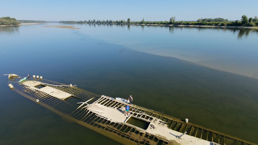 Halbzeit, Niedrigwasser und versunkene Boote.
🏊♂️ Niedrigwasser legt die Donau frei – Dresdner Extremschwimmer erlebt Europas Krisenfluss aus nächster Nähe
Seit über 30 Tagen schwimmt Dr. @joseph___hess durch Europas zweitlängsten Fluss. Als Journalist und Filmemacher begleite ich und @javiersobremazas die Expedition abschnittsweise mit der Kamera.
Während Europas zweitlängster Fluss wegen extremer Trockenheit Schlagzeilen schreibt, ist einer bereits seit mehr als einem Monat mittendrin: Der Dresdner Langstreckenschwimmer Dr. Joseph Heß hat auf seinem Weltrekordversuch, von der Quelle bis zur Mündung, bereits über 1.400 Kilometer der Donau zurückgelegt – täglich bis zu zwölf Stunden im Wasser - schwimmend. Damit ist die Halbzeitmarke überschritten.
Das außergewöhnliche Projekt zeigt die Folgen des historischen Niedrigwassers aus einer Perspektive, die sonst kaum jemand erlebt. Inseln tauchen auf, die normalerweise unter Wasser liegen, Seitenarme trocknen aus, alte Schiffswracks werden sichtbar. Gleichzeitig kämpfen Atomkraftwerke in Ungarn und Rumänien mit der Kühlung ihrer Reaktoren – die Donau ist derzeit eines der großen europäischen Umweltthemen.
Joseph Heß hat inzwischen Wien, Bratislava, Budapest und Belgrad schwimmend passiert. Eine der größten Herausforderungen war ausgerechnet die serbische Hauptstadt: Belgrad verfügt bis heute über keine zentrale Kläranlage. Millionen Liter Abwasser gelangen täglich in die Donau.
Aus Sorge vor gesundheitlichen Einschränkungen durch die massive Verschmutzung verzichtete Heß auf diesem Abschnitt für wenige Kilometer auf das Schwimmen und legte die Strecke auf seinem Stand-up-Paddle-Board zurück, das er sonst lediglich als Sicherheits- und Pausenplattform mitführt.
#donau #donauschwimmer #filmmaking