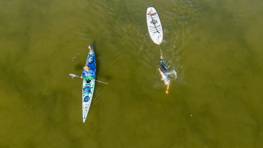 Halbzeit, Niedrigwasser und versunkene Boote.
🏊♂️ Niedrigwasser legt die Donau frei – Dresdner Extremschwimmer erlebt Europas Krisenfluss aus nächster Nähe
Seit über 30 Tagen schwimmt Dr. @joseph___hess durch Europas zweitlängsten Fluss. Als Journalist und Filmemacher begleite ich und @javiersobremazas die Expedition abschnittsweise mit der Kamera.
Während Europas zweitlängster Fluss wegen extremer Trockenheit Schlagzeilen schreibt, ist einer bereits seit mehr als einem Monat mittendrin: Der Dresdner Langstreckenschwimmer Dr. Joseph Heß hat auf seinem Weltrekordversuch, von der Quelle bis zur Mündung, bereits über 1.400 Kilometer der Donau zurückgelegt – täglich bis zu zwölf Stunden im Wasser - schwimmend. Damit ist die Halbzeitmarke überschritten.
Das außergewöhnliche Projekt zeigt die Folgen des historischen Niedrigwassers aus einer Perspektive, die sonst kaum jemand erlebt. Inseln tauchen auf, die normalerweise unter Wasser liegen, Seitenarme trocknen aus, alte Schiffswracks werden sichtbar. Gleichzeitig kämpfen Atomkraftwerke in Ungarn und Rumänien mit der Kühlung ihrer Reaktoren – die Donau ist derzeit eines der großen europäischen Umweltthemen.
Joseph Heß hat inzwischen Wien, Bratislava, Budapest und Belgrad schwimmend passiert. Eine der größten Herausforderungen war ausgerechnet die serbische Hauptstadt: Belgrad verfügt bis heute über keine zentrale Kläranlage. Millionen Liter Abwasser gelangen täglich in die Donau.
Aus Sorge vor gesundheitlichen Einschränkungen durch die massive Verschmutzung verzichtete Heß auf diesem Abschnitt für wenige Kilometer auf das Schwimmen und legte die Strecke auf seinem Stand-up-Paddle-Board zurück, das er sonst lediglich als Sicherheits- und Pausenplattform mitführt.
#donau #donauschwimmer #filmmaking