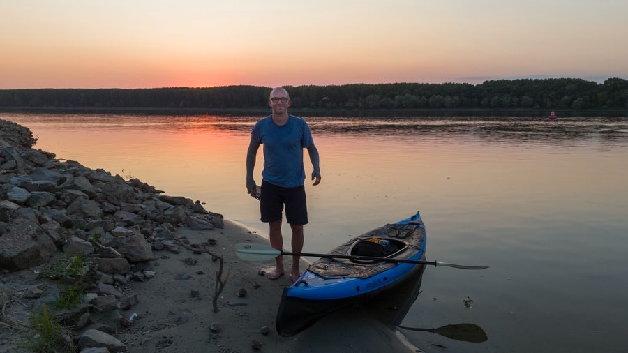 Halbzeit, Niedrigwasser und versunkene Boote.
🏊♂️ Niedrigwasser legt die Donau frei – Dresdner Extremschwimmer erlebt Europas Krisenfluss aus nächster Nähe
Seit über 30 Tagen schwimmt Dr. @joseph___hess durch Europas zweitlängsten Fluss. Als Journalist und Filmemacher begleite ich und @javiersobremazas die Expedition abschnittsweise mit der Kamera.
Während Europas zweitlängster Fluss wegen extremer Trockenheit Schlagzeilen schreibt, ist einer bereits seit mehr als einem Monat mittendrin: Der Dresdner Langstreckenschwimmer Dr. Joseph Heß hat auf seinem Weltrekordversuch, von der Quelle bis zur Mündung, bereits über 1.400 Kilometer der Donau zurückgelegt – täglich bis zu zwölf Stunden im Wasser - schwimmend. Damit ist die Halbzeitmarke überschritten.
Das außergewöhnliche Projekt zeigt die Folgen des historischen Niedrigwassers aus einer Perspektive, die sonst kaum jemand erlebt. Inseln tauchen auf, die normalerweise unter Wasser liegen, Seitenarme trocknen aus, alte Schiffswracks werden sichtbar. Gleichzeitig kämpfen Atomkraftwerke in Ungarn und Rumänien mit der Kühlung ihrer Reaktoren – die Donau ist derzeit eines der großen europäischen Umweltthemen.
Joseph Heß hat inzwischen Wien, Bratislava, Budapest und Belgrad schwimmend passiert. Eine der größten Herausforderungen war ausgerechnet die serbische Hauptstadt: Belgrad verfügt bis heute über keine zentrale Kläranlage. Millionen Liter Abwasser gelangen täglich in die Donau.
Aus Sorge vor gesundheitlichen Einschränkungen durch die massive Verschmutzung verzichtete Heß auf diesem Abschnitt für wenige Kilometer auf das Schwimmen und legte die Strecke auf seinem Stand-up-Paddle-Board zurück, das er sonst lediglich als Sicherheits- und Pausenplattform mitführt.
#donau #donauschwimmer #filmmaking