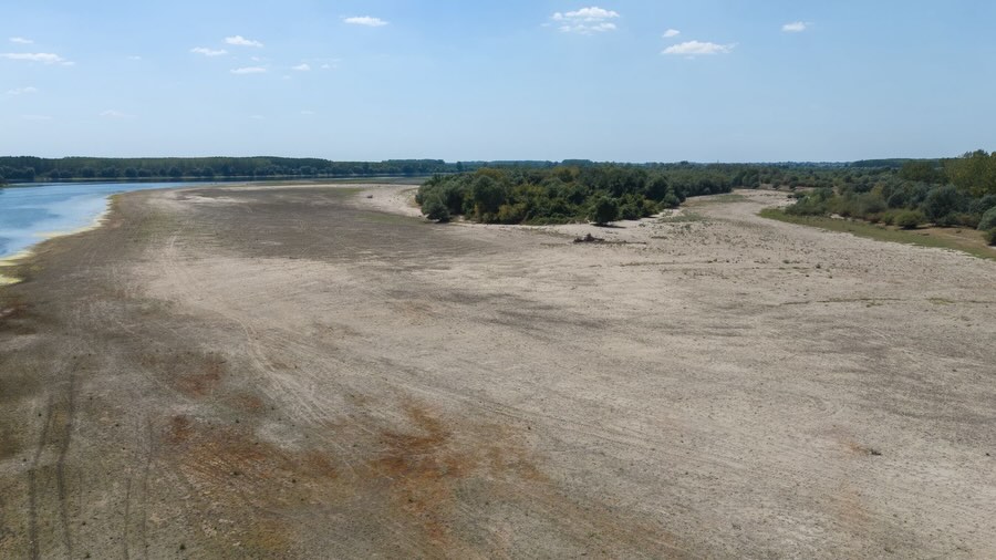 Halbzeit, Niedrigwasser und versunkene Boote.
🏊♂️ Niedrigwasser legt die Donau frei – Dresdner Extremschwimmer erlebt Europas Krisenfluss aus nächster Nähe
Seit über 30 Tagen schwimmt Dr. @joseph___hess durch Europas zweitlängsten Fluss. Als Journalist und Filmemacher begleite ich und @javiersobremazas die Expedition abschnittsweise mit der Kamera.
Während Europas zweitlängster Fluss wegen extremer Trockenheit Schlagzeilen schreibt, ist einer bereits seit mehr als einem Monat mittendrin: Der Dresdner Langstreckenschwimmer Dr. Joseph Heß hat auf seinem Weltrekordversuch, von der Quelle bis zur Mündung, bereits über 1.400 Kilometer der Donau zurückgelegt – täglich bis zu zwölf Stunden im Wasser - schwimmend. Damit ist die Halbzeitmarke überschritten.
Das außergewöhnliche Projekt zeigt die Folgen des historischen Niedrigwassers aus einer Perspektive, die sonst kaum jemand erlebt. Inseln tauchen auf, die normalerweise unter Wasser liegen, Seitenarme trocknen aus, alte Schiffswracks werden sichtbar. Gleichzeitig kämpfen Atomkraftwerke in Ungarn und Rumänien mit der Kühlung ihrer Reaktoren – die Donau ist derzeit eines der großen europäischen Umweltthemen.
Joseph Heß hat inzwischen Wien, Bratislava, Budapest und Belgrad schwimmend passiert. Eine der größten Herausforderungen war ausgerechnet die serbische Hauptstadt: Belgrad verfügt bis heute über keine zentrale Kläranlage. Millionen Liter Abwasser gelangen täglich in die Donau.
Aus Sorge vor gesundheitlichen Einschränkungen durch die massive Verschmutzung verzichtete Heß auf diesem Abschnitt für wenige Kilometer auf das Schwimmen und legte die Strecke auf seinem Stand-up-Paddle-Board zurück, das er sonst lediglich als Sicherheits- und Pausenplattform mitführt.
#donau #donauschwimmer #filmmaking