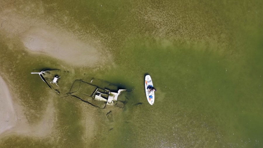 Halbzeit, Niedrigwasser und versunkene Boote.
🏊♂️ Niedrigwasser legt die Donau frei – Dresdner Extremschwimmer erlebt Europas Krisenfluss aus nächster Nähe
Seit über 30 Tagen schwimmt Dr. @joseph___hess durch Europas zweitlängsten Fluss. Als Journalist und Filmemacher begleite ich und @javiersobremazas die Expedition abschnittsweise mit der Kamera.
Während Europas zweitlängster Fluss wegen extremer Trockenheit Schlagzeilen schreibt, ist einer bereits seit mehr als einem Monat mittendrin: Der Dresdner Langstreckenschwimmer Dr. Joseph Heß hat auf seinem Weltrekordversuch, von der Quelle bis zur Mündung, bereits über 1.400 Kilometer der Donau zurückgelegt – täglich bis zu zwölf Stunden im Wasser - schwimmend. Damit ist die Halbzeitmarke überschritten.
Das außergewöhnliche Projekt zeigt die Folgen des historischen Niedrigwassers aus einer Perspektive, die sonst kaum jemand erlebt. Inseln tauchen auf, die normalerweise unter Wasser liegen, Seitenarme trocknen aus, alte Schiffswracks werden sichtbar. Gleichzeitig kämpfen Atomkraftwerke in Ungarn und Rumänien mit der Kühlung ihrer Reaktoren – die Donau ist derzeit eines der großen europäischen Umweltthemen.
Joseph Heß hat inzwischen Wien, Bratislava, Budapest und Belgrad schwimmend passiert. Eine der größten Herausforderungen war ausgerechnet die serbische Hauptstadt: Belgrad verfügt bis heute über keine zentrale Kläranlage. Millionen Liter Abwasser gelangen täglich in die Donau.
Aus Sorge vor gesundheitlichen Einschränkungen durch die massive Verschmutzung verzichtete Heß auf diesem Abschnitt für wenige Kilometer auf das Schwimmen und legte die Strecke auf seinem Stand-up-Paddle-Board zurück, das er sonst lediglich als Sicherheits- und Pausenplattform mitführt.
#donau #donauschwimmer #filmmaking