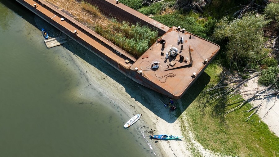 Halbzeit, Niedrigwasser und versunkene Boote.
🏊♂️ Niedrigwasser legt die Donau frei – Dresdner Extremschwimmer erlebt Europas Krisenfluss aus nächster Nähe
Seit über 30 Tagen schwimmt Dr. @joseph___hess durch Europas zweitlängsten Fluss. Als Journalist und Filmemacher begleite ich und @javiersobremazas die Expedition abschnittsweise mit der Kamera.
Während Europas zweitlängster Fluss wegen extremer Trockenheit Schlagzeilen schreibt, ist einer bereits seit mehr als einem Monat mittendrin: Der Dresdner Langstreckenschwimmer Dr. Joseph Heß hat auf seinem Weltrekordversuch, von der Quelle bis zur Mündung, bereits über 1.400 Kilometer der Donau zurückgelegt – täglich bis zu zwölf Stunden im Wasser - schwimmend. Damit ist die Halbzeitmarke überschritten.
Das außergewöhnliche Projekt zeigt die Folgen des historischen Niedrigwassers aus einer Perspektive, die sonst kaum jemand erlebt. Inseln tauchen auf, die normalerweise unter Wasser liegen, Seitenarme trocknen aus, alte Schiffswracks werden sichtbar. Gleichzeitig kämpfen Atomkraftwerke in Ungarn und Rumänien mit der Kühlung ihrer Reaktoren – die Donau ist derzeit eines der großen europäischen Umweltthemen.
Joseph Heß hat inzwischen Wien, Bratislava, Budapest und Belgrad schwimmend passiert. Eine der größten Herausforderungen war ausgerechnet die serbische Hauptstadt: Belgrad verfügt bis heute über keine zentrale Kläranlage. Millionen Liter Abwasser gelangen täglich in die Donau.
Aus Sorge vor gesundheitlichen Einschränkungen durch die massive Verschmutzung verzichtete Heß auf diesem Abschnitt für wenige Kilometer auf das Schwimmen und legte die Strecke auf seinem Stand-up-Paddle-Board zurück, das er sonst lediglich als Sicherheits- und Pausenplattform mitführt.
#donau #donauschwimmer #filmmaking