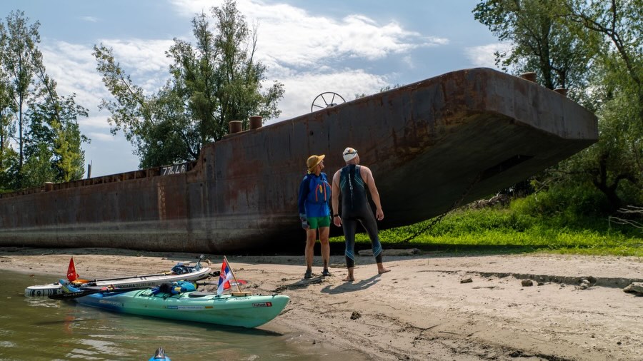 Halbzeit, Niedrigwasser und versunkene Boote.
🏊♂️ Niedrigwasser legt die Donau frei – Dresdner Extremschwimmer erlebt Europas Krisenfluss aus nächster Nähe
Seit über 30 Tagen schwimmt Dr. @joseph___hess durch Europas zweitlängsten Fluss. Als Journalist und Filmemacher begleite ich und @javiersobremazas die Expedition abschnittsweise mit der Kamera.
Während Europas zweitlängster Fluss wegen extremer Trockenheit Schlagzeilen schreibt, ist einer bereits seit mehr als einem Monat mittendrin: Der Dresdner Langstreckenschwimmer Dr. Joseph Heß hat auf seinem Weltrekordversuch, von der Quelle bis zur Mündung, bereits über 1.400 Kilometer der Donau zurückgelegt – täglich bis zu zwölf Stunden im Wasser - schwimmend. Damit ist die Halbzeitmarke überschritten.
Das außergewöhnliche Projekt zeigt die Folgen des historischen Niedrigwassers aus einer Perspektive, die sonst kaum jemand erlebt. Inseln tauchen auf, die normalerweise unter Wasser liegen, Seitenarme trocknen aus, alte Schiffswracks werden sichtbar. Gleichzeitig kämpfen Atomkraftwerke in Ungarn und Rumänien mit der Kühlung ihrer Reaktoren – die Donau ist derzeit eines der großen europäischen Umweltthemen.
Joseph Heß hat inzwischen Wien, Bratislava, Budapest und Belgrad schwimmend passiert. Eine der größten Herausforderungen war ausgerechnet die serbische Hauptstadt: Belgrad verfügt bis heute über keine zentrale Kläranlage. Millionen Liter Abwasser gelangen täglich in die Donau.
Aus Sorge vor gesundheitlichen Einschränkungen durch die massive Verschmutzung verzichtete Heß auf diesem Abschnitt für wenige Kilometer auf das Schwimmen und legte die Strecke auf seinem Stand-up-Paddle-Board zurück, das er sonst lediglich als Sicherheits- und Pausenplattform mitführt.
#donau #donauschwimmer #filmmaking