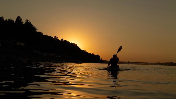 Halbzeit, Niedrigwasser und versunkene Boote.
🏊♂️ Niedrigwasser legt die Donau frei – Dresdner Extremschwimmer erlebt Europas Krisenfluss aus nächster Nähe
Seit über 30 Tagen schwimmt Dr. @joseph___hess durch Europas zweitlängsten Fluss. Als Journalist und Filmemacher begleite ich und @javiersobremazas die Expedition abschnittsweise mit der Kamera.
Während Europas zweitlängster Fluss wegen extremer Trockenheit Schlagzeilen schreibt, ist einer bereits seit mehr als einem Monat mittendrin: Der Dresdner Langstreckenschwimmer Dr. Joseph Heß hat auf seinem Weltrekordversuch, von der Quelle bis zur Mündung, bereits über 1.400 Kilometer der Donau zurückgelegt – täglich bis zu zwölf Stunden im Wasser - schwimmend. Damit ist die Halbzeitmarke überschritten.
Das außergewöhnliche Projekt zeigt die Folgen des historischen Niedrigwassers aus einer Perspektive, die sonst kaum jemand erlebt. Inseln tauchen auf, die normalerweise unter Wasser liegen, Seitenarme trocknen aus, alte Schiffswracks werden sichtbar. Gleichzeitig kämpfen Atomkraftwerke in Ungarn und Rumänien mit der Kühlung ihrer Reaktoren – die Donau ist derzeit eines der großen europäischen Umweltthemen.
Joseph Heß hat inzwischen Wien, Bratislava, Budapest und Belgrad schwimmend passiert. Eine der größten Herausforderungen war ausgerechnet die serbische Hauptstadt: Belgrad verfügt bis heute über keine zentrale Kläranlage. Millionen Liter Abwasser gelangen täglich in die Donau.
Aus Sorge vor gesundheitlichen Einschränkungen durch die massive Verschmutzung verzichtete Heß auf diesem Abschnitt für wenige Kilometer auf das Schwimmen und legte die Strecke auf seinem Stand-up-Paddle-Board zurück, das er sonst lediglich als Sicherheits- und Pausenplattform mitführt.
#donau #donauschwimmer #filmmaking