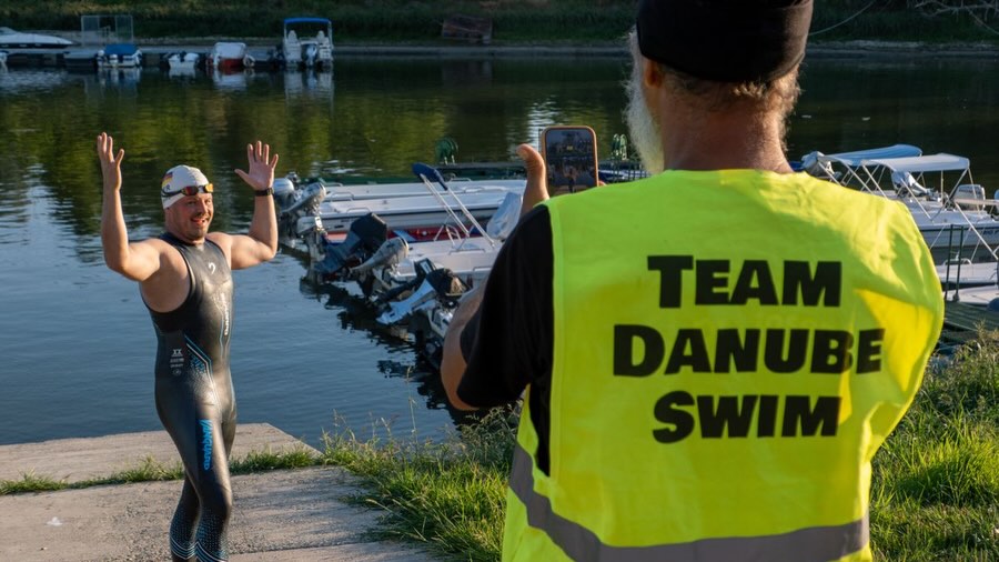 Halbzeit, Niedrigwasser und versunkene Boote.
🏊♂️ Niedrigwasser legt die Donau frei – Dresdner Extremschwimmer erlebt Europas Krisenfluss aus nächster Nähe
Seit über 30 Tagen schwimmt Dr. @joseph___hess durch Europas zweitlängsten Fluss. Als Journalist und Filmemacher begleite ich und @javiersobremazas die Expedition abschnittsweise mit der Kamera.
Während Europas zweitlängster Fluss wegen extremer Trockenheit Schlagzeilen schreibt, ist einer bereits seit mehr als einem Monat mittendrin: Der Dresdner Langstreckenschwimmer Dr. Joseph Heß hat auf seinem Weltrekordversuch, von der Quelle bis zur Mündung, bereits über 1.400 Kilometer der Donau zurückgelegt – täglich bis zu zwölf Stunden im Wasser - schwimmend. Damit ist die Halbzeitmarke überschritten.
Das außergewöhnliche Projekt zeigt die Folgen des historischen Niedrigwassers aus einer Perspektive, die sonst kaum jemand erlebt. Inseln tauchen auf, die normalerweise unter Wasser liegen, Seitenarme trocknen aus, alte Schiffswracks werden sichtbar. Gleichzeitig kämpfen Atomkraftwerke in Ungarn und Rumänien mit der Kühlung ihrer Reaktoren – die Donau ist derzeit eines der großen europäischen Umweltthemen.
Joseph Heß hat inzwischen Wien, Bratislava, Budapest und Belgrad schwimmend passiert. Eine der größten Herausforderungen war ausgerechnet die serbische Hauptstadt: Belgrad verfügt bis heute über keine zentrale Kläranlage. Millionen Liter Abwasser gelangen täglich in die Donau.
Aus Sorge vor gesundheitlichen Einschränkungen durch die massive Verschmutzung verzichtete Heß auf diesem Abschnitt für wenige Kilometer auf das Schwimmen und legte die Strecke auf seinem Stand-up-Paddle-Board zurück, das er sonst lediglich als Sicherheits- und Pausenplattform mitführt.
#donau #donauschwimmer #filmmaking