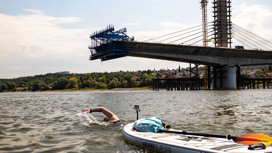Halbzeit, Niedrigwasser und versunkene Boote.
🏊♂️ Niedrigwasser legt die Donau frei – Dresdner Extremschwimmer erlebt Europas Krisenfluss aus nächster Nähe
Seit über 30 Tagen schwimmt Dr. @joseph___hess durch Europas zweitlängsten Fluss. Als Journalist und Filmemacher begleite ich und @javiersobremazas die Expedition abschnittsweise mit der Kamera.
Während Europas zweitlängster Fluss wegen extremer Trockenheit Schlagzeilen schreibt, ist einer bereits seit mehr als einem Monat mittendrin: Der Dresdner Langstreckenschwimmer Dr. Joseph Heß hat auf seinem Weltrekordversuch, von der Quelle bis zur Mündung, bereits über 1.400 Kilometer der Donau zurückgelegt – täglich bis zu zwölf Stunden im Wasser - schwimmend. Damit ist die Halbzeitmarke überschritten.
Das außergewöhnliche Projekt zeigt die Folgen des historischen Niedrigwassers aus einer Perspektive, die sonst kaum jemand erlebt. Inseln tauchen auf, die normalerweise unter Wasser liegen, Seitenarme trocknen aus, alte Schiffswracks werden sichtbar. Gleichzeitig kämpfen Atomkraftwerke in Ungarn und Rumänien mit der Kühlung ihrer Reaktoren – die Donau ist derzeit eines der großen europäischen Umweltthemen.
Joseph Heß hat inzwischen Wien, Bratislava, Budapest und Belgrad schwimmend passiert. Eine der größten Herausforderungen war ausgerechnet die serbische Hauptstadt: Belgrad verfügt bis heute über keine zentrale Kläranlage. Millionen Liter Abwasser gelangen täglich in die Donau.
Aus Sorge vor gesundheitlichen Einschränkungen durch die massive Verschmutzung verzichtete Heß auf diesem Abschnitt für wenige Kilometer auf das Schwimmen und legte die Strecke auf seinem Stand-up-Paddle-Board zurück, das er sonst lediglich als Sicherheits- und Pausenplattform mitführt.
#donau #donauschwimmer #filmmaking