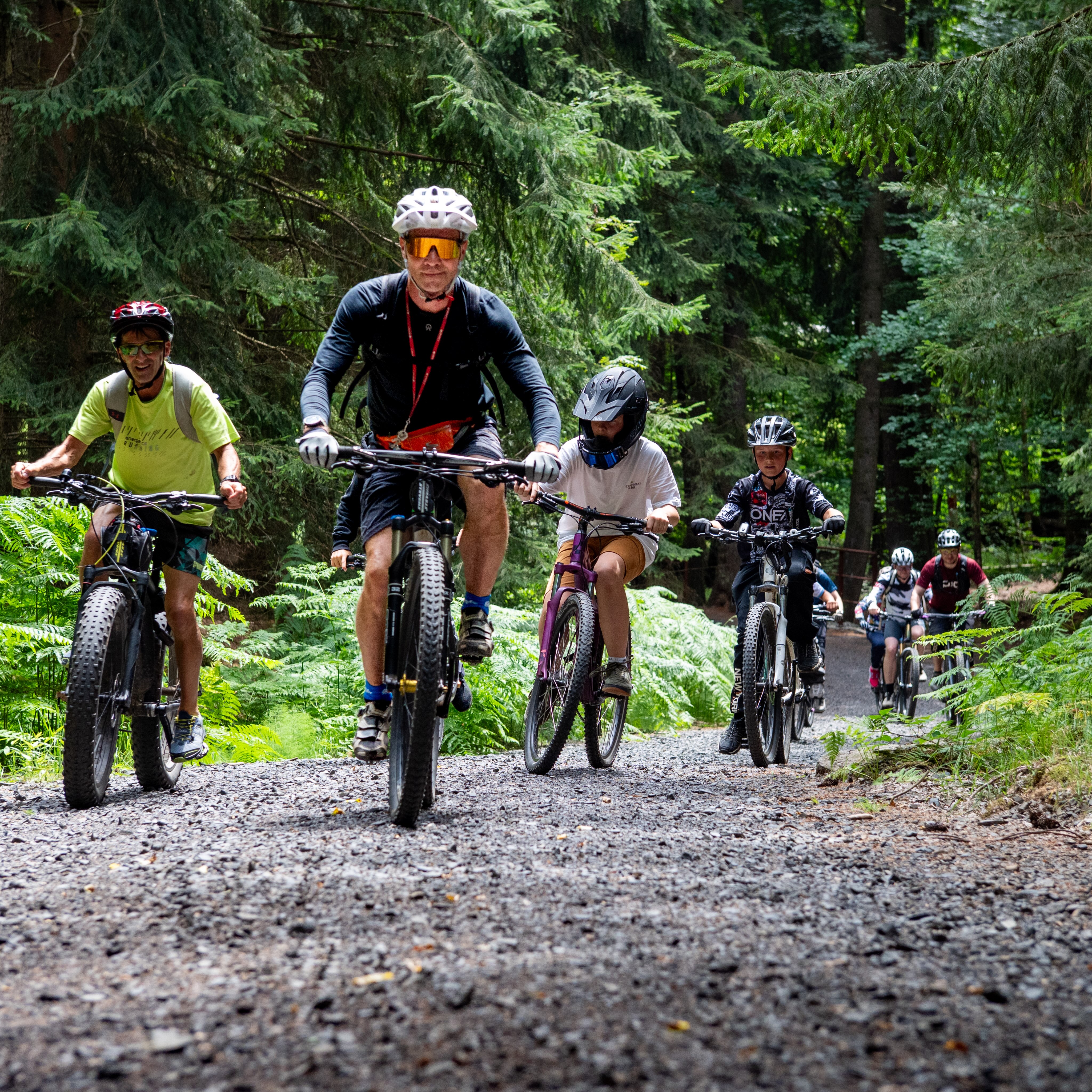 Für das @bike.magazin habe ich dem neuen Trailpark in der sächsisch-böhmischen Schweiz einen Besuch abgestattet. Der Name verspricht es schon „Borderless Trails“ @borderlesstrails.bike , ein grenzüberschreitendes Bikeangebot. Doch Achtung, wer die zukünftigen 15 Trails fahren möchte, benötigt einiges an Kondition oder kommt gleich mit dem E-Bike. Denn die ca 32 Km haben es in sich und überwinden crica 160 Höhenmeter pro Abfahrt. Noch ist nicht alles fertig, aber vor allem auf tschechischer Seite sind schon Trails befahrbar.
Gute Einstiegspunkte sind das SoliVital in @sebnitz.de und die Teiche nähe Bahnhof in @dolnipoustevna .
Wie es zum Park kam: dazu lest ihr mehr im Artikel: https://www.bike-magazin.de/touren/europa/borderless-trails-im-boehmischen-wald-auf-deutscher-seite-wird-nun-geschaufelt/
.
Mit dabei waren @kurt.727 Vendula und auch @ingo.loth haben wir getroffen.
.
#mountainbike #mtb #bike #bikemagazin #borderlesstrails