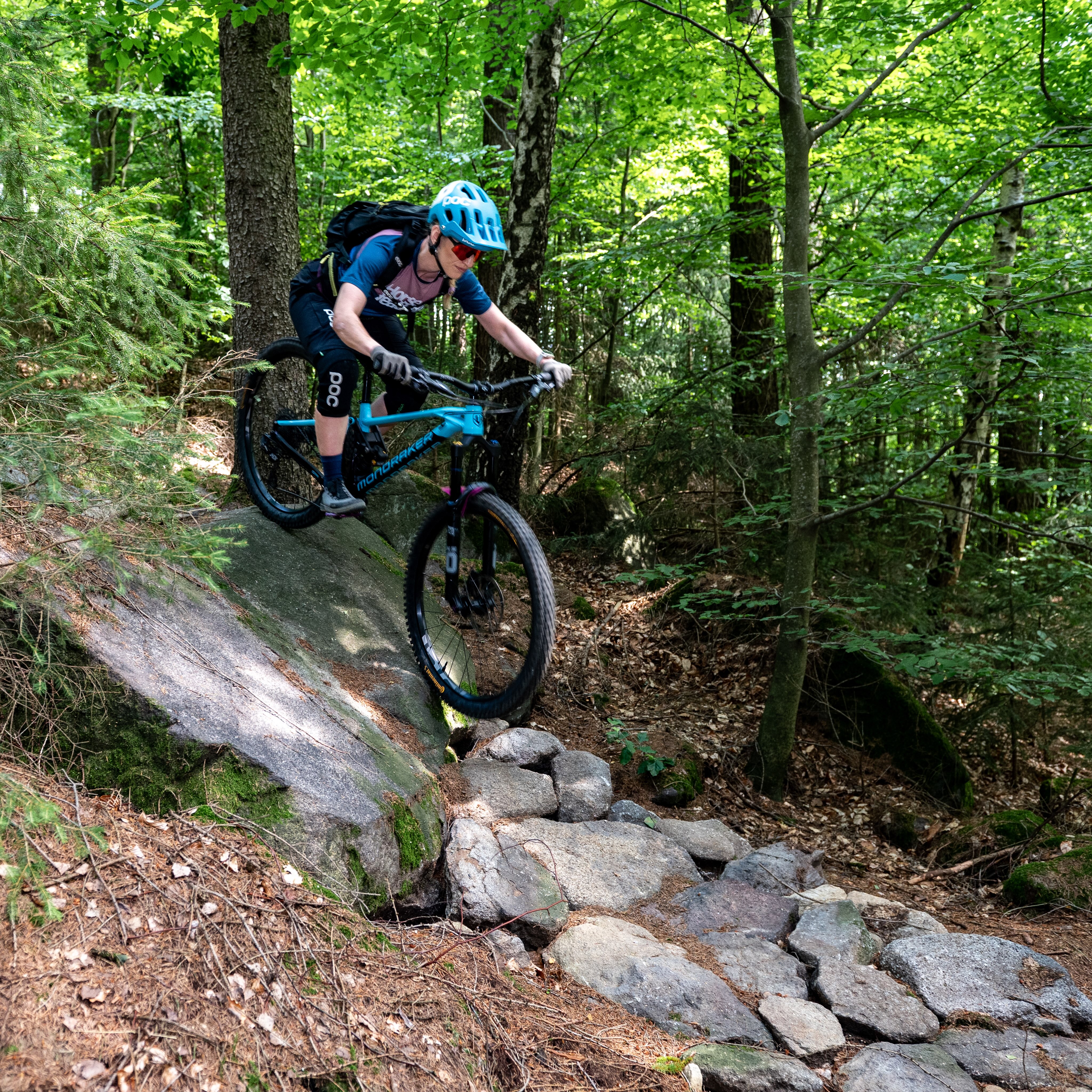 Für das @bike.magazin habe ich dem neuen Trailpark in der sächsisch-böhmischen Schweiz einen Besuch abgestattet. Der Name verspricht es schon „Borderless Trails“ @borderlesstrails.bike , ein grenzüberschreitendes Bikeangebot. Doch Achtung, wer die zukünftigen 15 Trails fahren möchte, benötigt einiges an Kondition oder kommt gleich mit dem E-Bike. Denn die ca 32 Km haben es in sich und überwinden crica 160 Höhenmeter pro Abfahrt. Noch ist nicht alles fertig, aber vor allem auf tschechischer Seite sind schon Trails befahrbar.
Gute Einstiegspunkte sind das SoliVital in @sebnitz.de und die Teiche nähe Bahnhof in @dolnipoustevna .
Wie es zum Park kam: dazu lest ihr mehr im Artikel: https://www.bike-magazin.de/touren/europa/borderless-trails-im-boehmischen-wald-auf-deutscher-seite-wird-nun-geschaufelt/
.
Mit dabei waren @kurt.727 Vendula und auch @ingo.loth haben wir getroffen.
.
#mountainbike #mtb #bike #bikemagazin #borderlesstrails