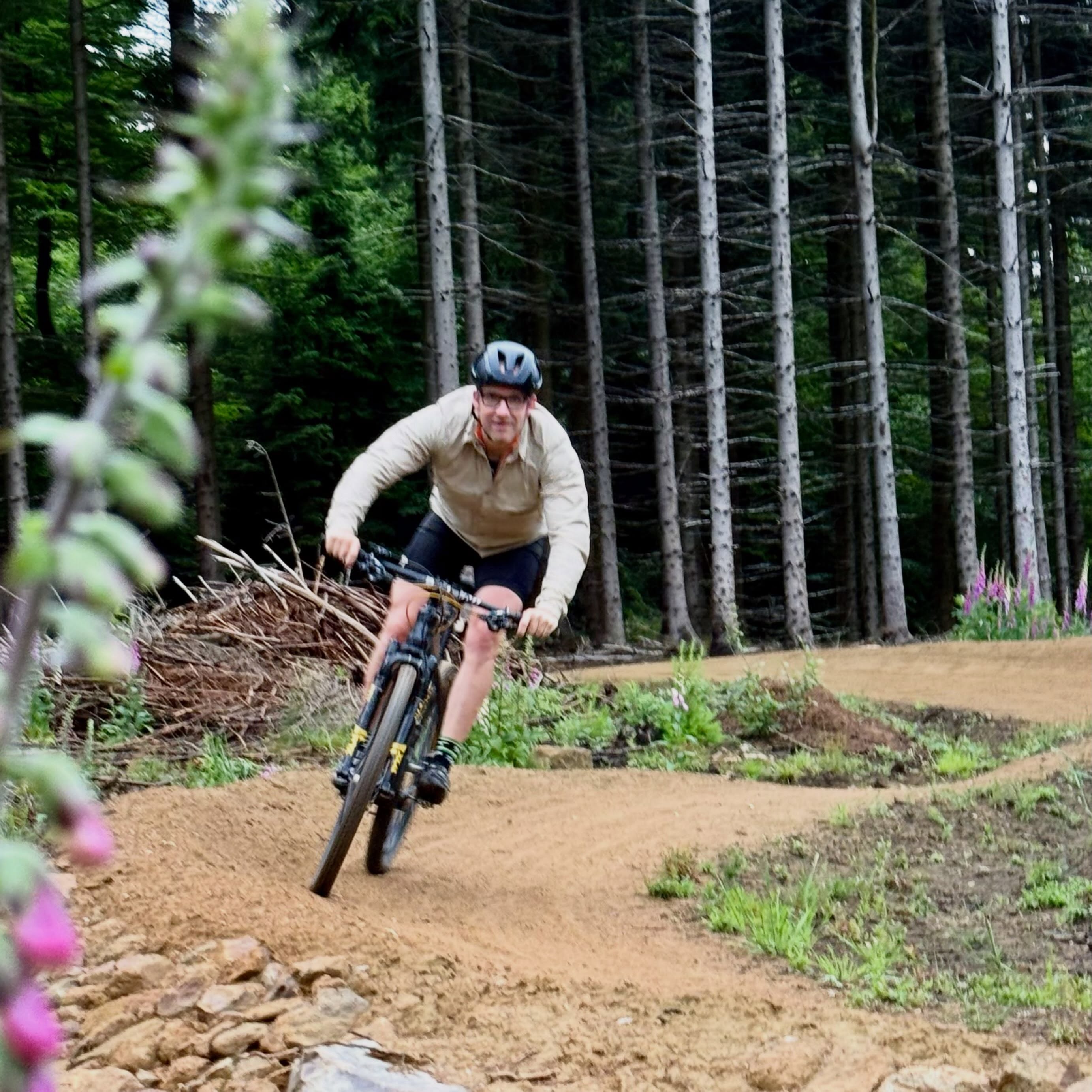 Für das @bike.magazin habe ich dem neuen Trailpark in der sächsisch-böhmischen Schweiz einen Besuch abgestattet. Der Name verspricht es schon „Borderless Trails“ @borderlesstrails.bike , ein grenzüberschreitendes Bikeangebot. Doch Achtung, wer die zukünftigen 15 Trails fahren möchte, benötigt einiges an Kondition oder kommt gleich mit dem E-Bike. Denn die ca 32 Km haben es in sich und überwinden crica 160 Höhenmeter pro Abfahrt. Noch ist nicht alles fertig, aber vor allem auf tschechischer Seite sind schon Trails befahrbar.
Gute Einstiegspunkte sind das SoliVital in @sebnitz.de und die Teiche nähe Bahnhof in @dolnipoustevna .
Wie es zum Park kam: dazu lest ihr mehr im Artikel: https://www.bike-magazin.de/touren/europa/borderless-trails-im-boehmischen-wald-auf-deutscher-seite-wird-nun-geschaufelt/
.
Mit dabei waren @kurt.727 Vendula und auch @ingo.loth haben wir getroffen.
.
#mountainbike #mtb #bike #bikemagazin #borderlesstrails