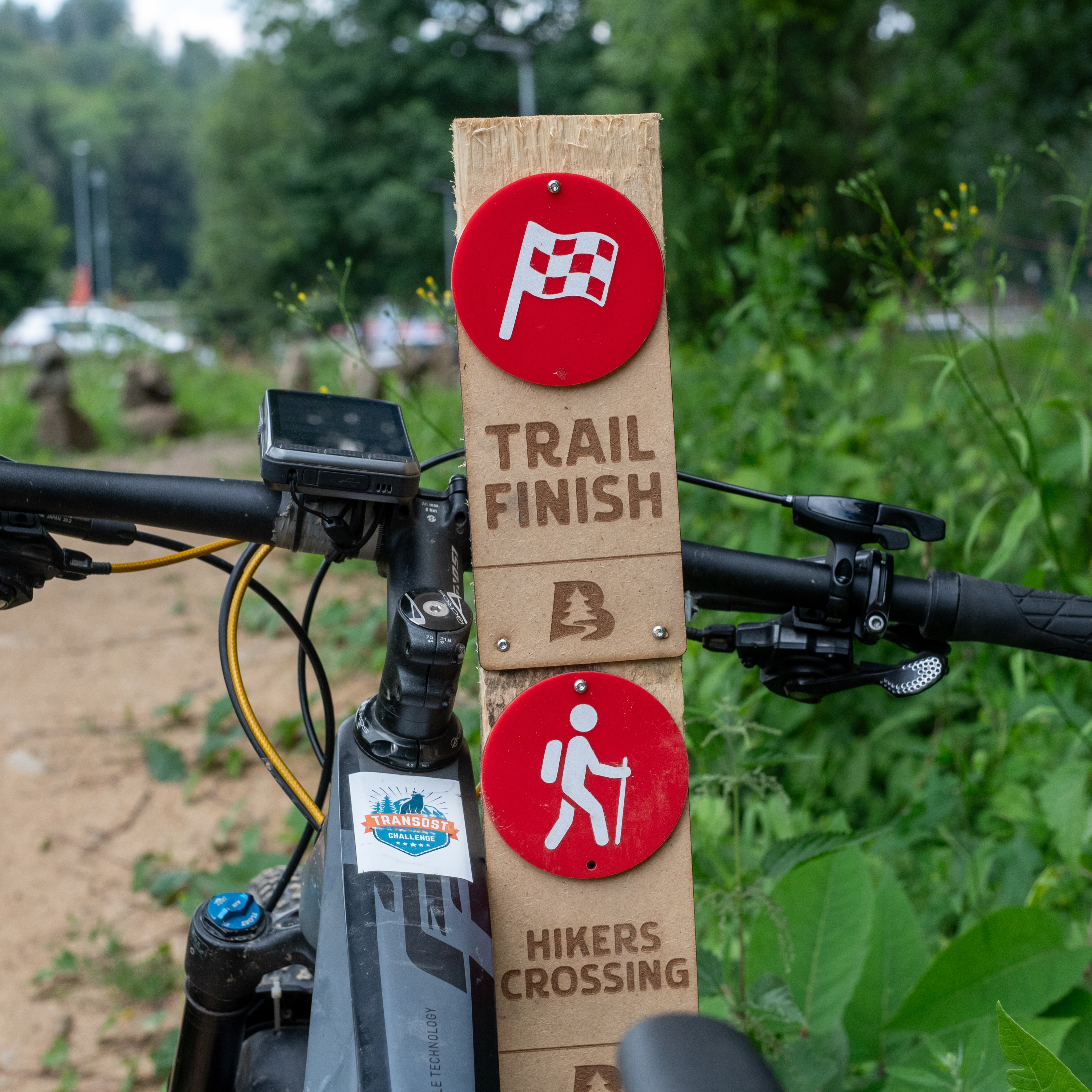 Für das @bike.magazin habe ich dem neuen Trailpark in der sächsisch-böhmischen Schweiz einen Besuch abgestattet. Der Name verspricht es schon „Borderless Trails“ @borderlesstrails.bike , ein grenzüberschreitendes Bikeangebot. Doch Achtung, wer die zukünftigen 15 Trails fahren möchte, benötigt einiges an Kondition oder kommt gleich mit dem E-Bike. Denn die ca 32 Km haben es in sich und überwinden crica 160 Höhenmeter pro Abfahrt. Noch ist nicht alles fertig, aber vor allem auf tschechischer Seite sind schon Trails befahrbar.
Gute Einstiegspunkte sind das SoliVital in @sebnitz.de und die Teiche nähe Bahnhof in @dolnipoustevna .
Wie es zum Park kam: dazu lest ihr mehr im Artikel: https://www.bike-magazin.de/touren/europa/borderless-trails-im-boehmischen-wald-auf-deutscher-seite-wird-nun-geschaufelt/
.
Mit dabei waren @kurt.727 Vendula und auch @ingo.loth haben wir getroffen.
.
#mountainbike #mtb #bike #bikemagazin #borderlesstrails